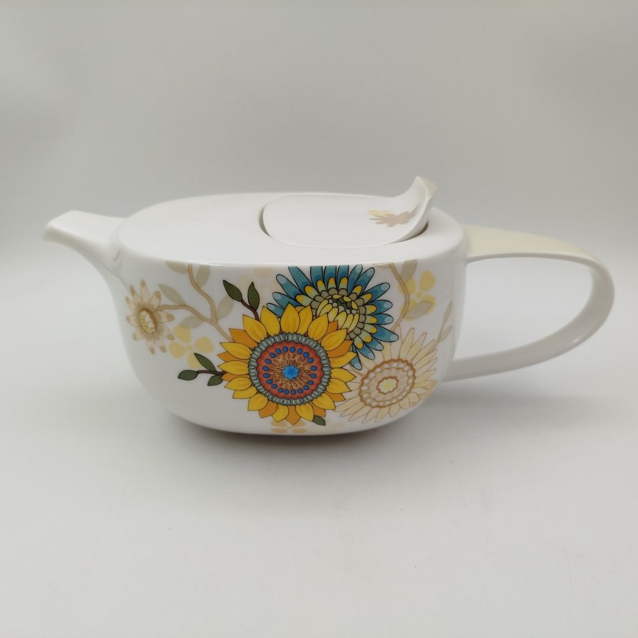 Чайник необычной формы, украшенный цветочным декором, серия "Helianthos", фарфор, деколь, Villeroy & Boch, Германия, 1990-2000 гг.