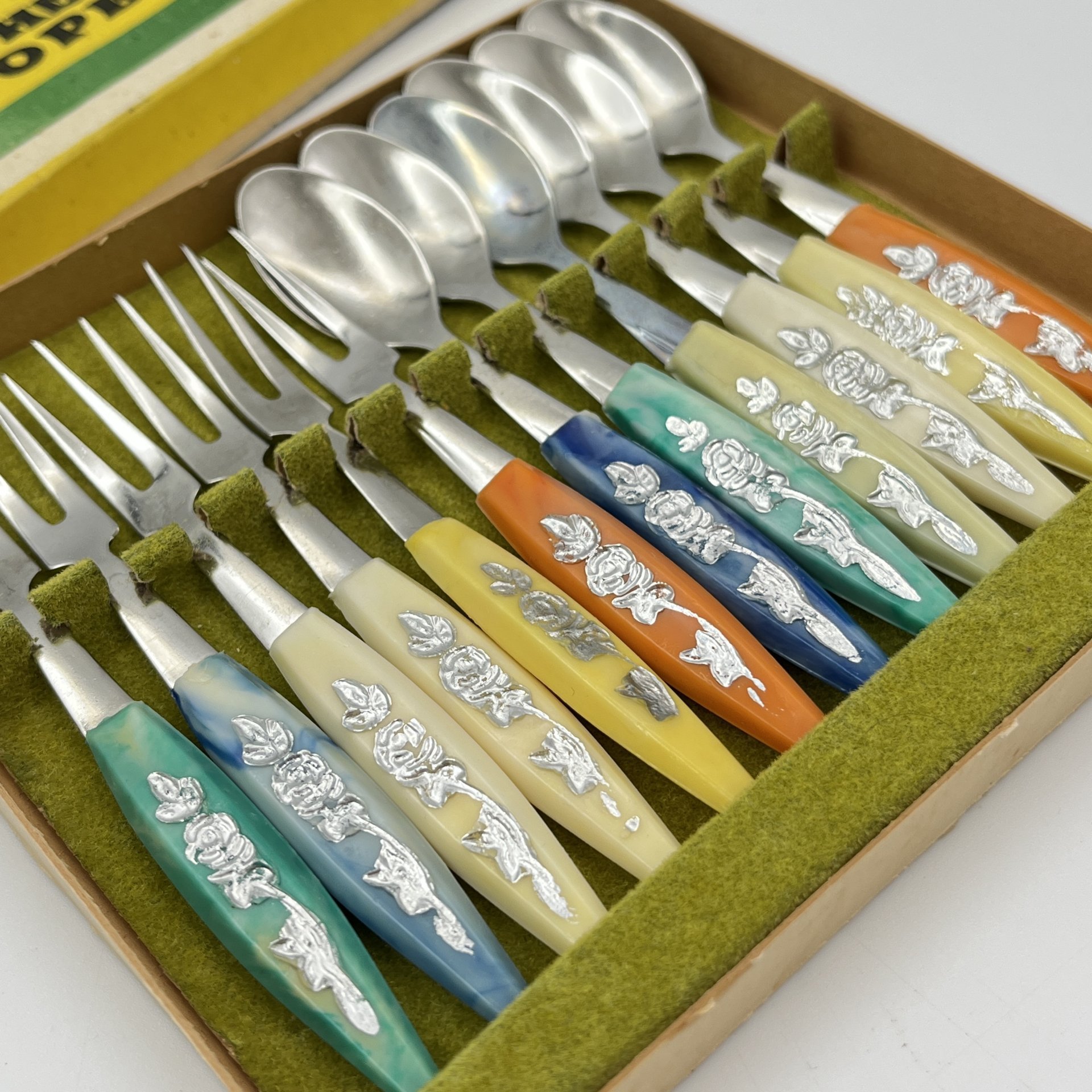 Набор десертных приборов (вилки и ложки, 12 шт.) на 6 персон, в коробке, металл, пластик, картон (коробка), СССР, 1980-1990 гг.