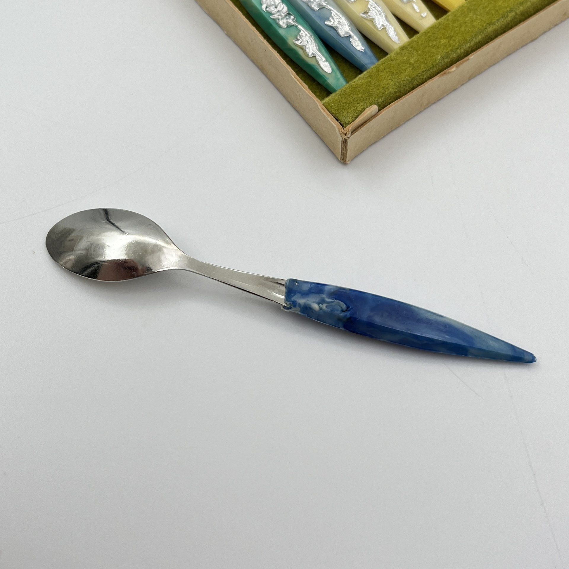 Набор десертных приборов (вилки и ложки, 12 шт.) на 6 персон, в коробке, металл, пластик, картон (коробка), СССР, 1980-1990 гг.