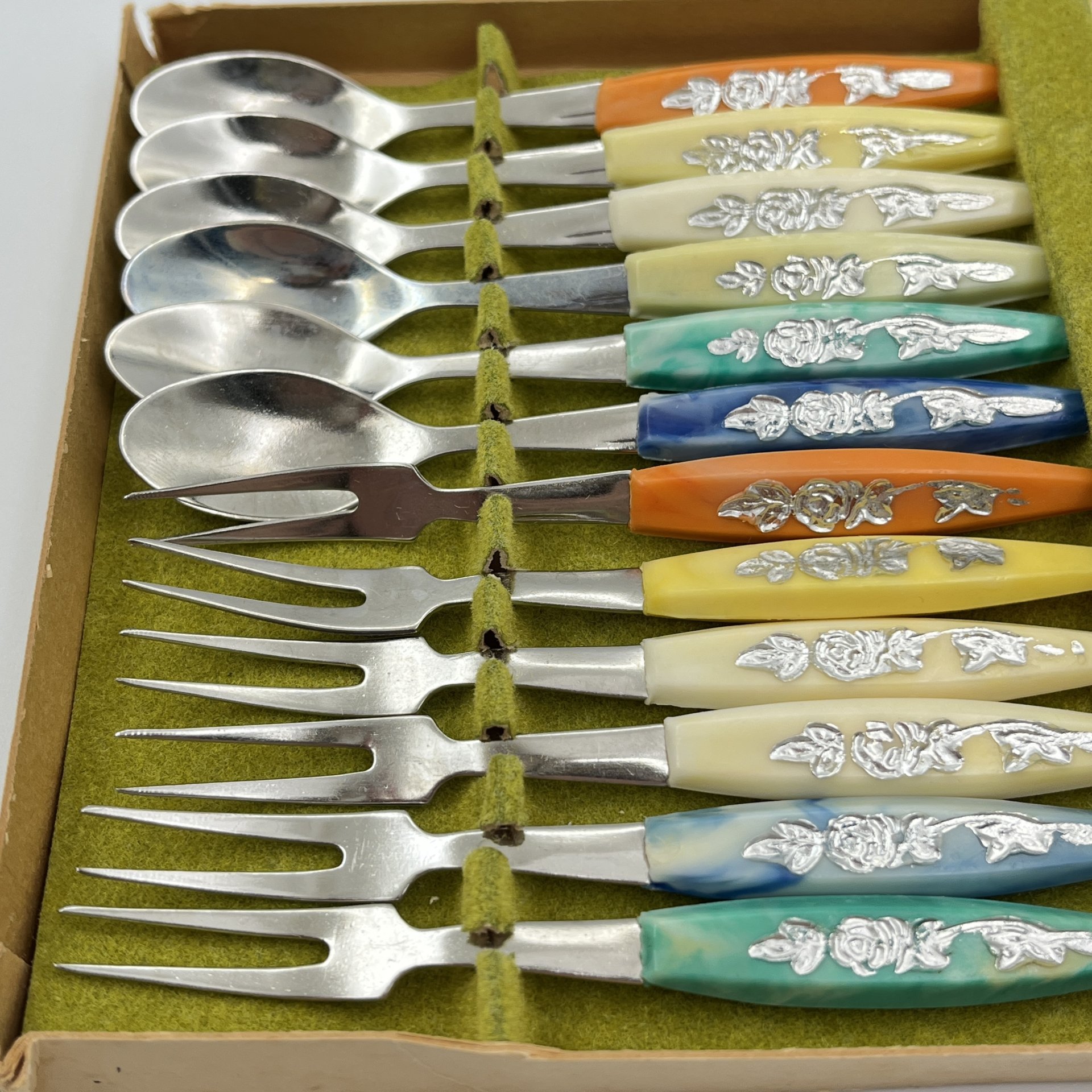 Набор десертных приборов (вилки и ложки, 12 шт.) на 6 персон, в коробке, металл, пластик, картон (коробка), СССР, 1980-1990 гг.