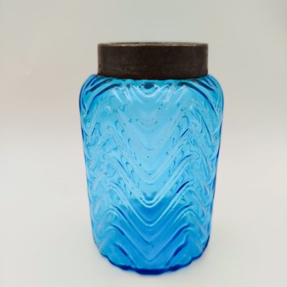 Чайница с туловом голубого цвета