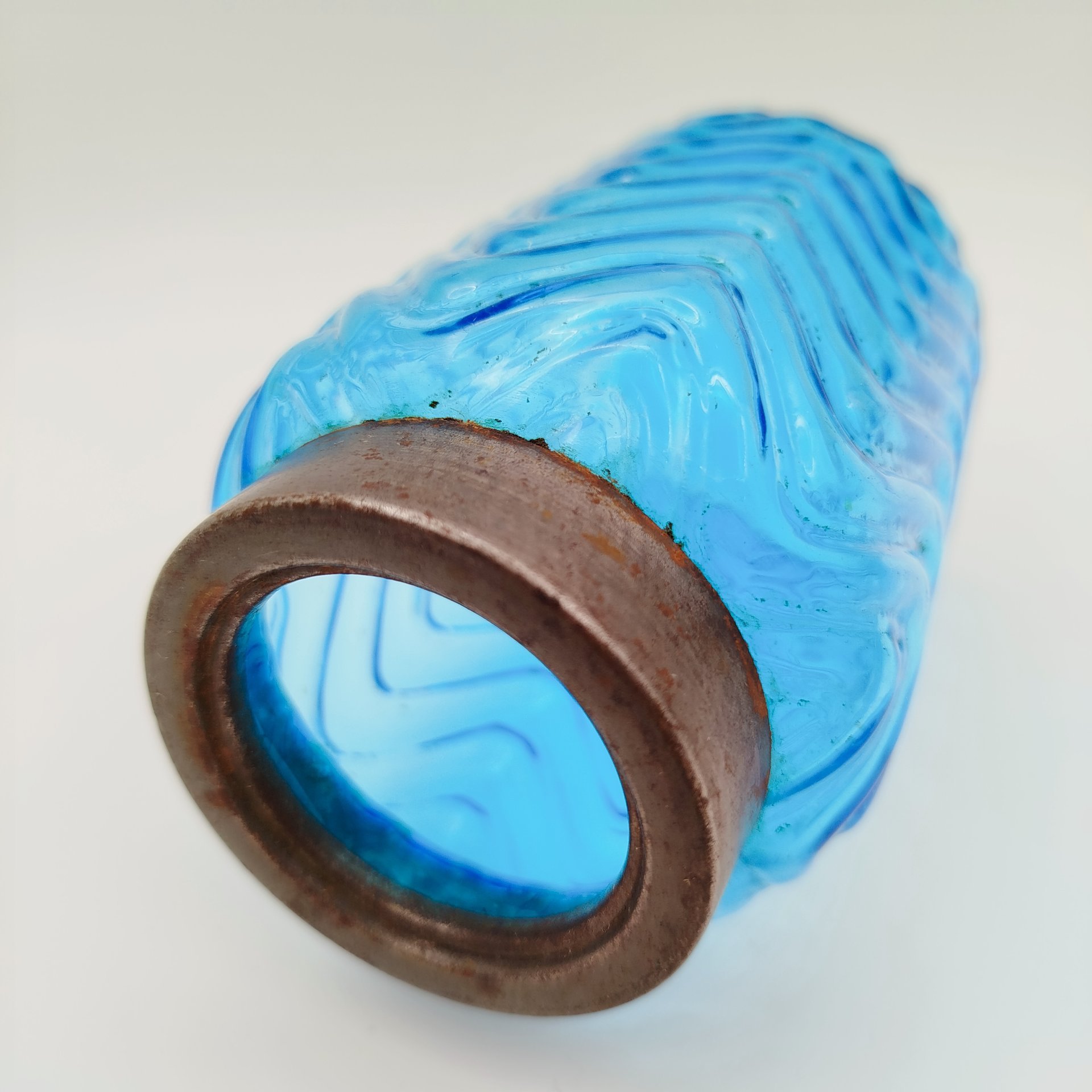 Чайница с туловом голубого цвета