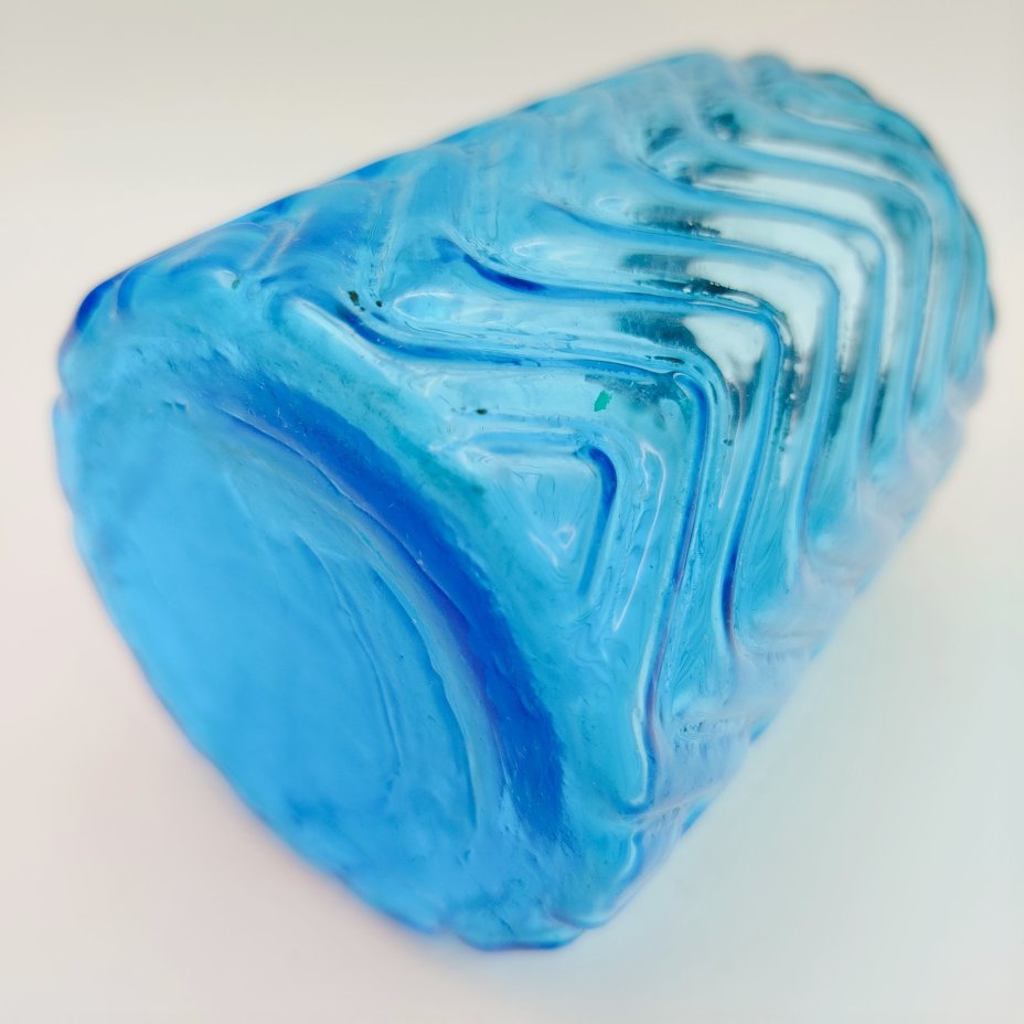 Чайница с туловом голубого цвета