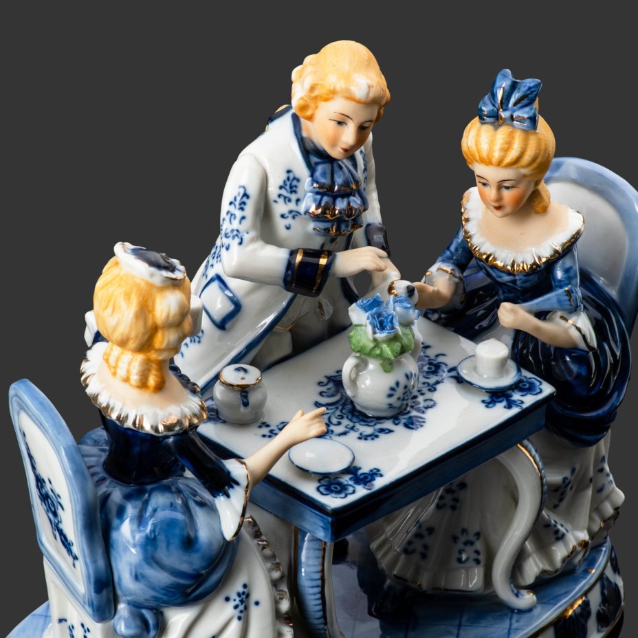 Скульптурная композиция "Чаепитие", фарфор, роспись, золочение, Азия, 1980-2000 гг.