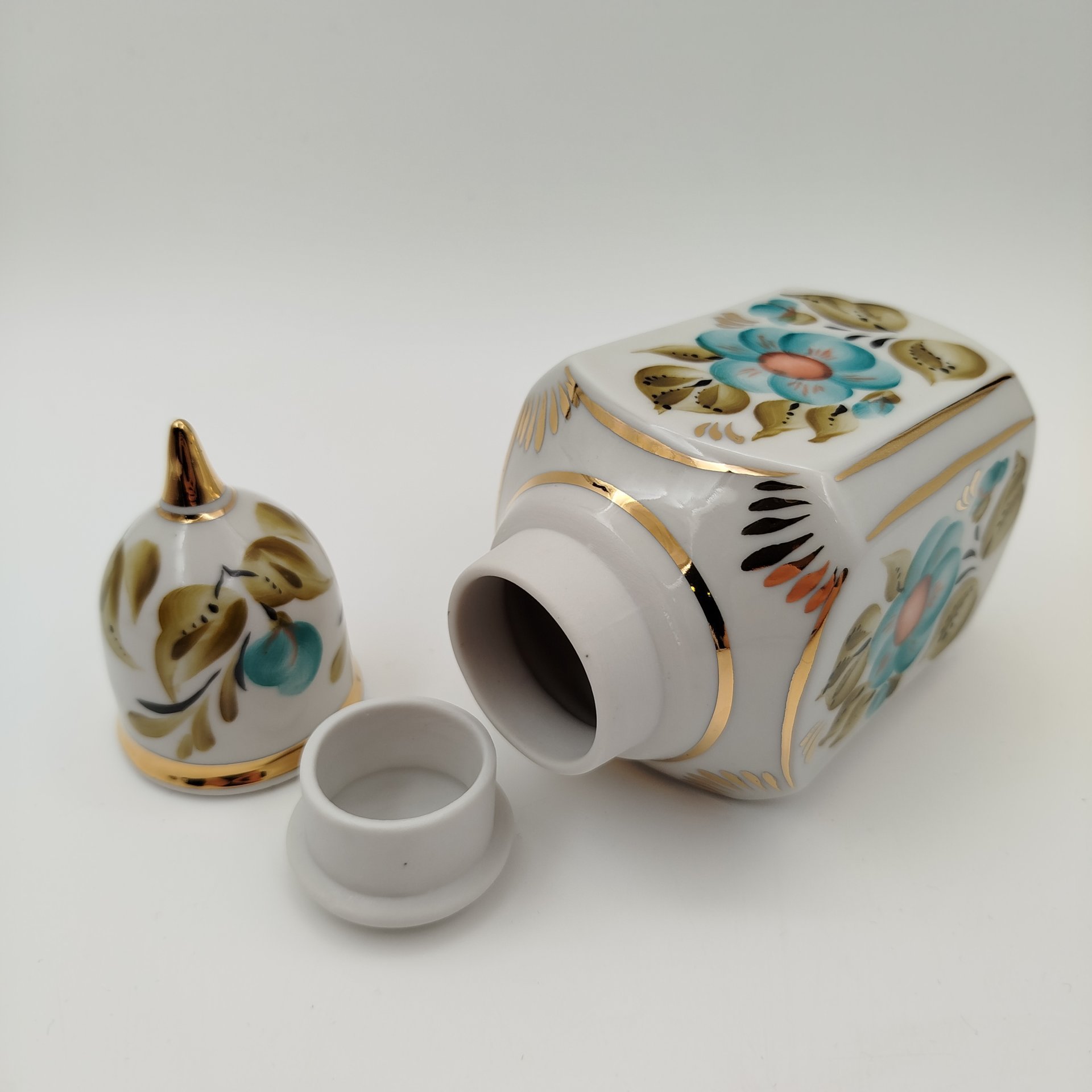 Чайница с цветочным декором, фарфор, роспись, золочение, Кисловодская фабрика сувениров, СССР, 1980-1990 гг.