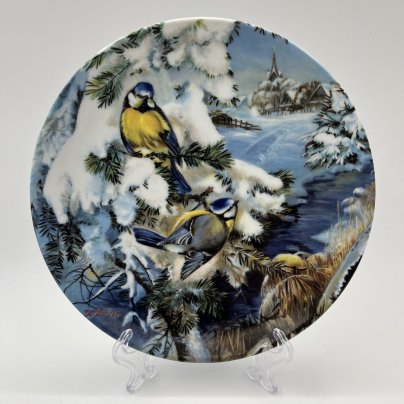 Тарелка настенная декоративная "Синицы среди еловых ветвей", художник Урсула Банд (Ursula Band), серия "Птицы зимой", фарфор, деколь, Hutschenreuther (Хутченройтер), Германия, 1992 г.