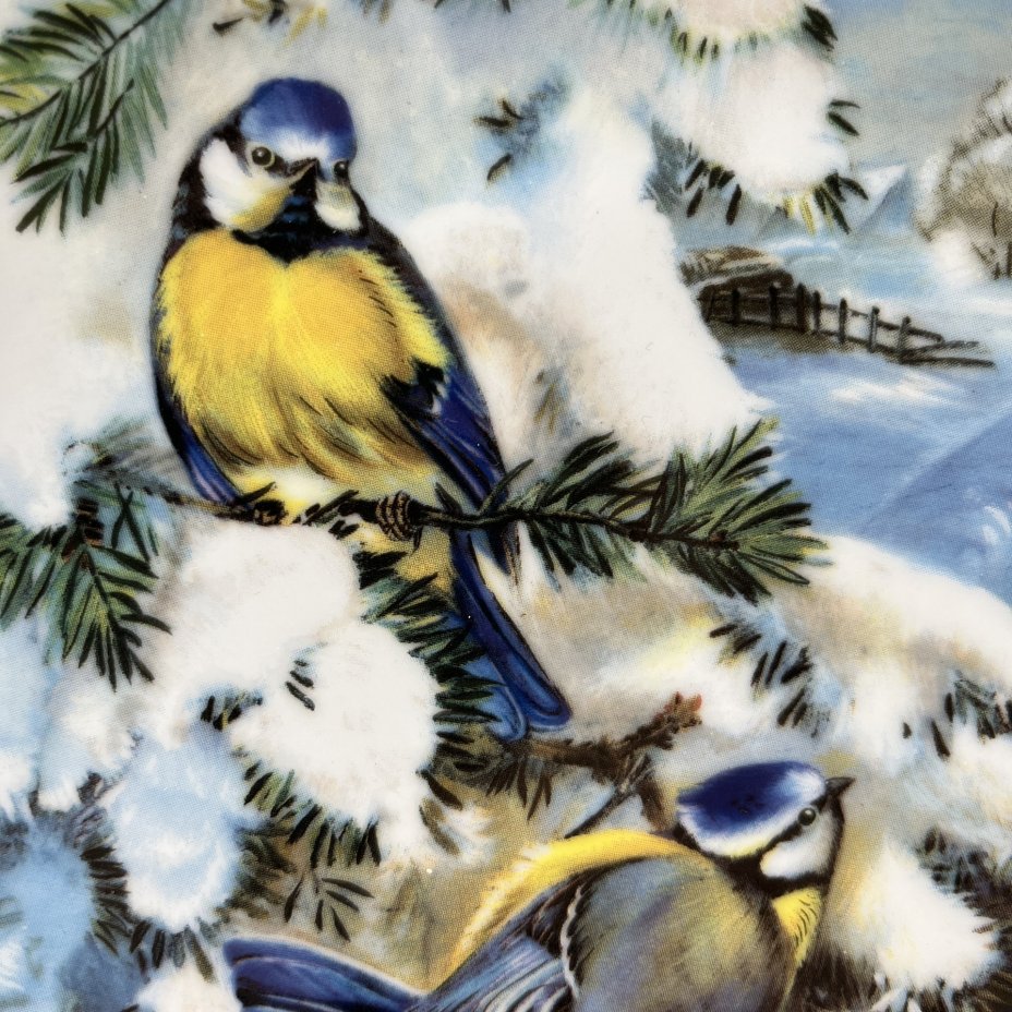 Тарелка настенная декоративная "Синицы среди еловых ветвей", художник Урсула Банд (Ursula Band), серия "Птицы зимой"