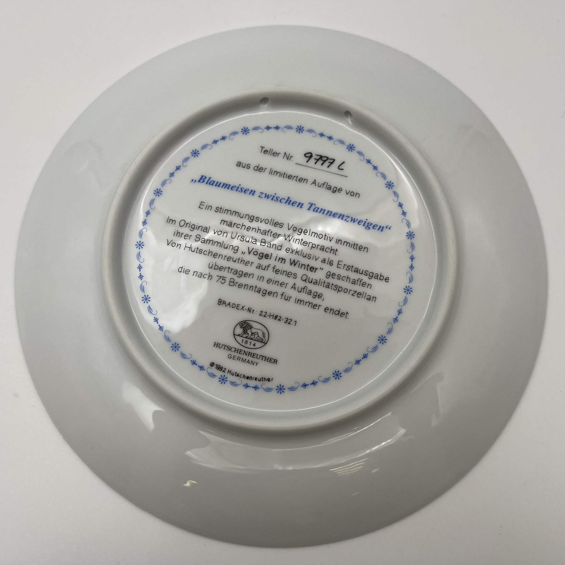 Тарелка настенная декоративная "Синицы среди еловых ветвей", художник Урсула Банд (Ursula Band), серия "Птицы зимой", фарфор, деколь, Hutschenreuther (Хутченройтер), Германия, 1992 г.