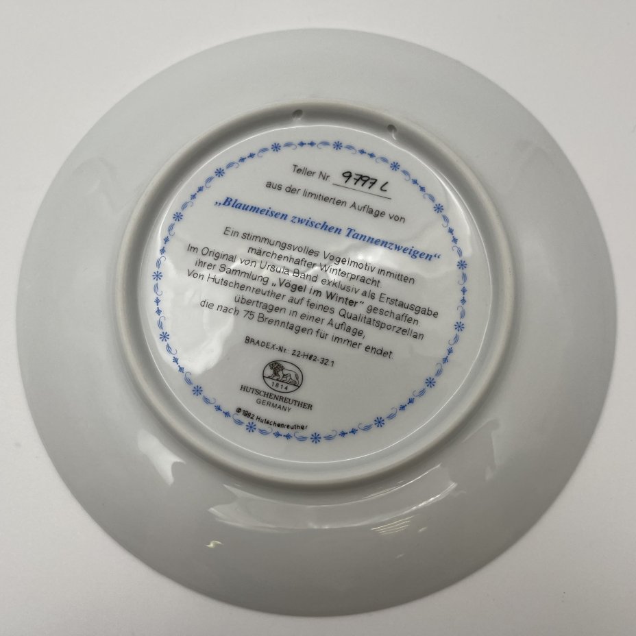 Тарелка настенная декоративная "Синицы среди еловых ветвей", художник Урсула Банд (Ursula Band), серия "Птицы зимой"