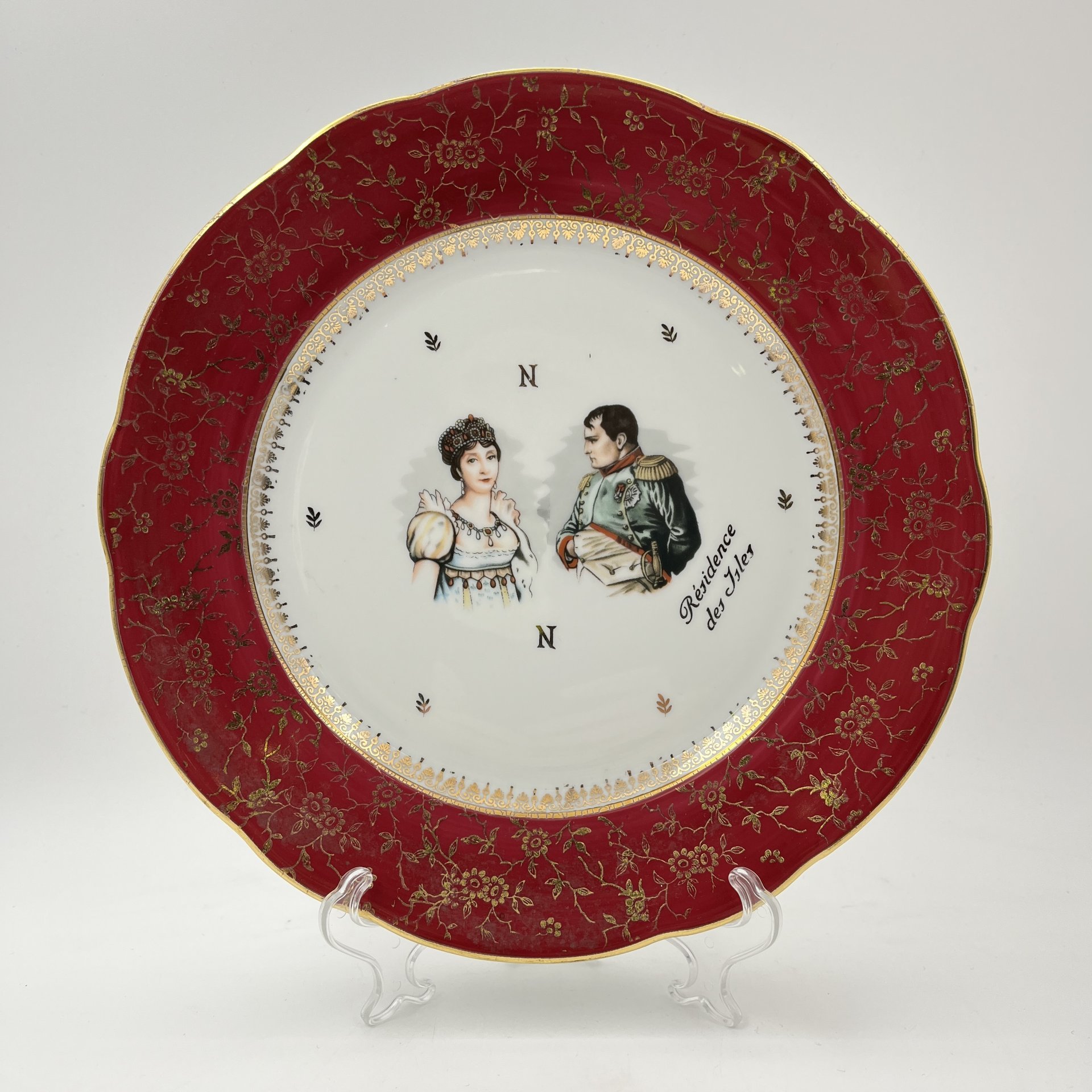Тарелка декоративная, украшенная изображением Наполеона Бонопарта и Жозефины, фарфор, деколь, крытье, золочение, Limoges, Франция, 1960-1980 гг.