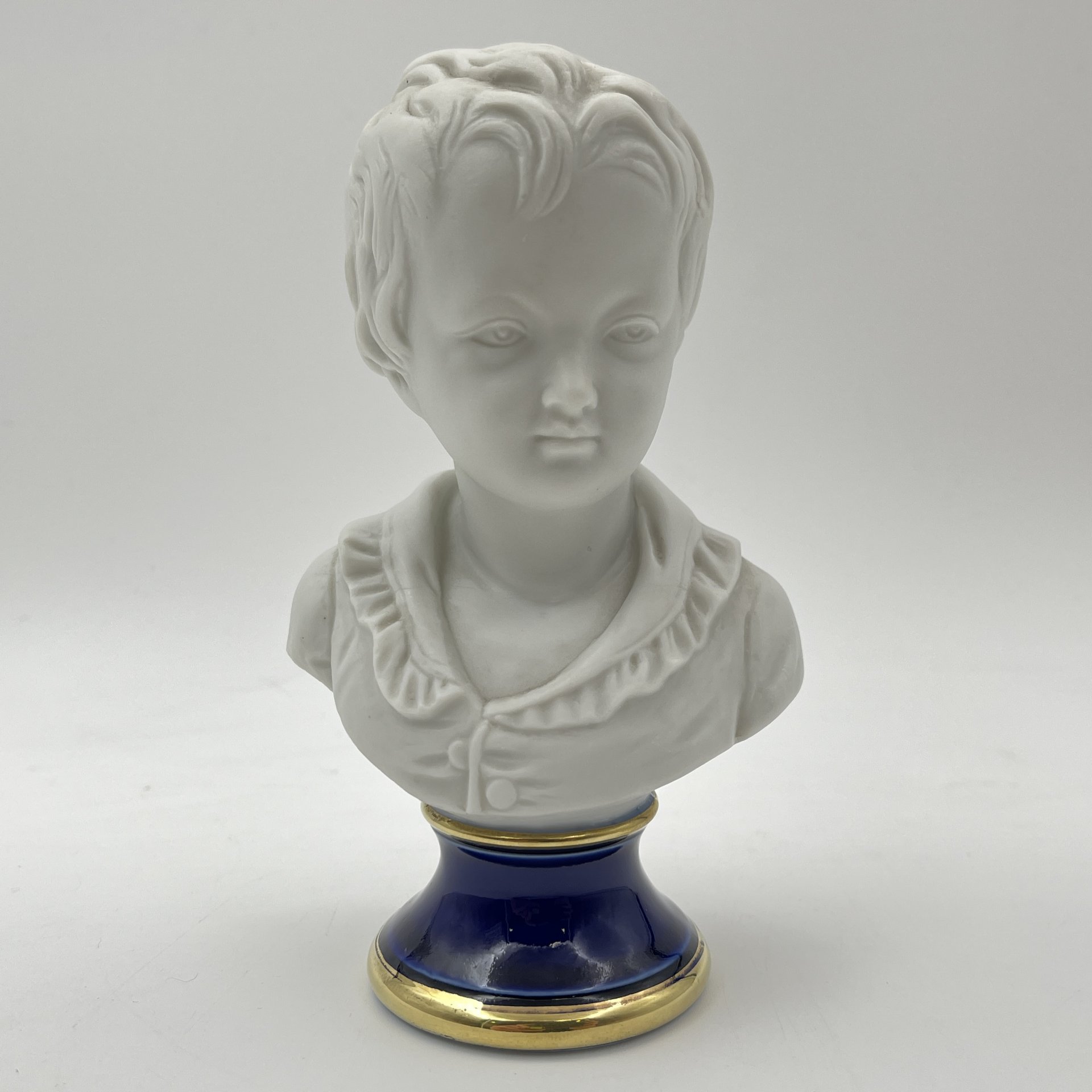 Бюст "Александр Броньяр" ("Мальчик") по мотивам одноименного произведения Жана Антуана Гудона, фарфор, крытье, золочение, Европа, 1990-2000 гг.