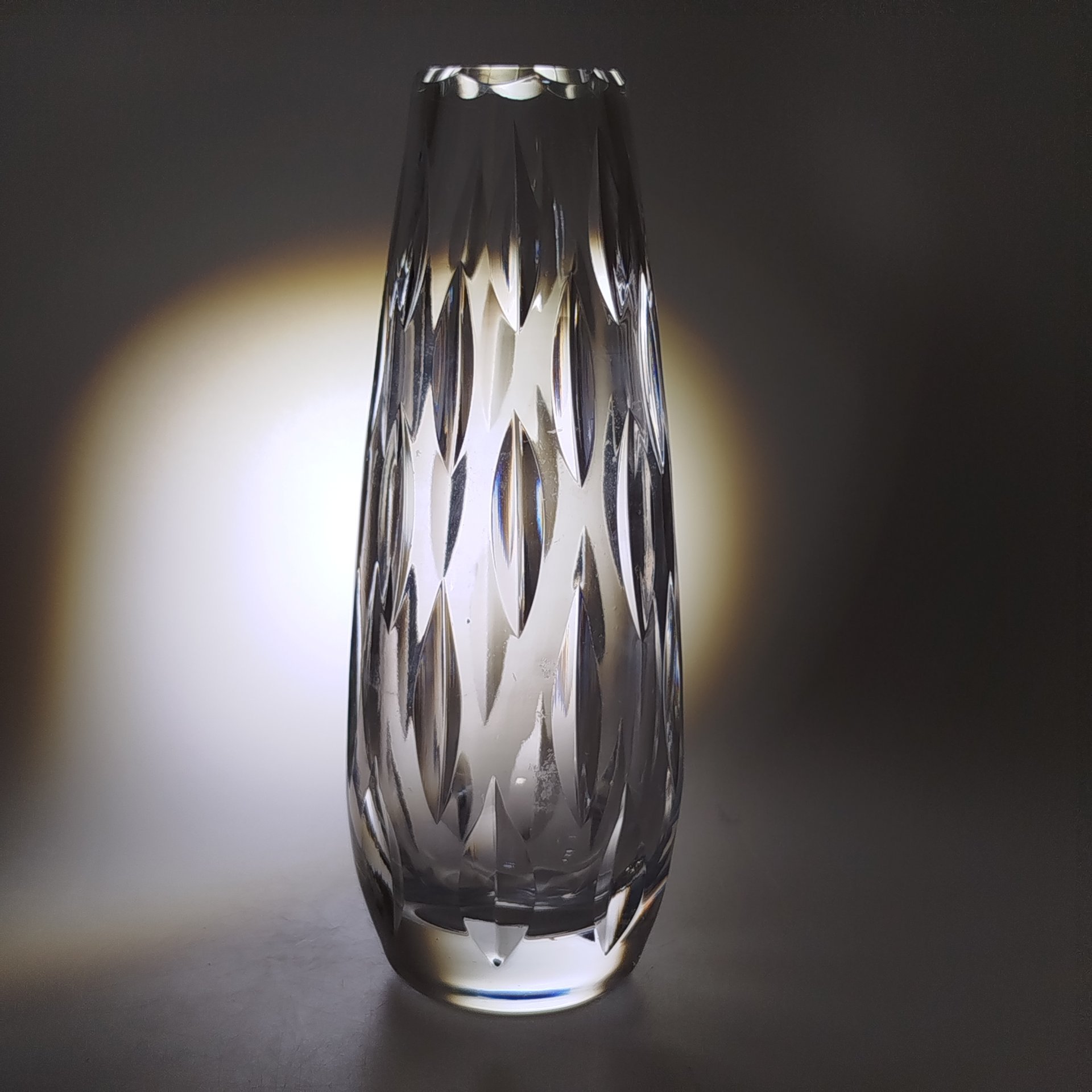 Ваза для цветов (небольшого размера) "Капелька", стекло, резьба, Гусевской хрустальный завод (Гусь-Хрустальный), СССР, 1970-1980 гг.