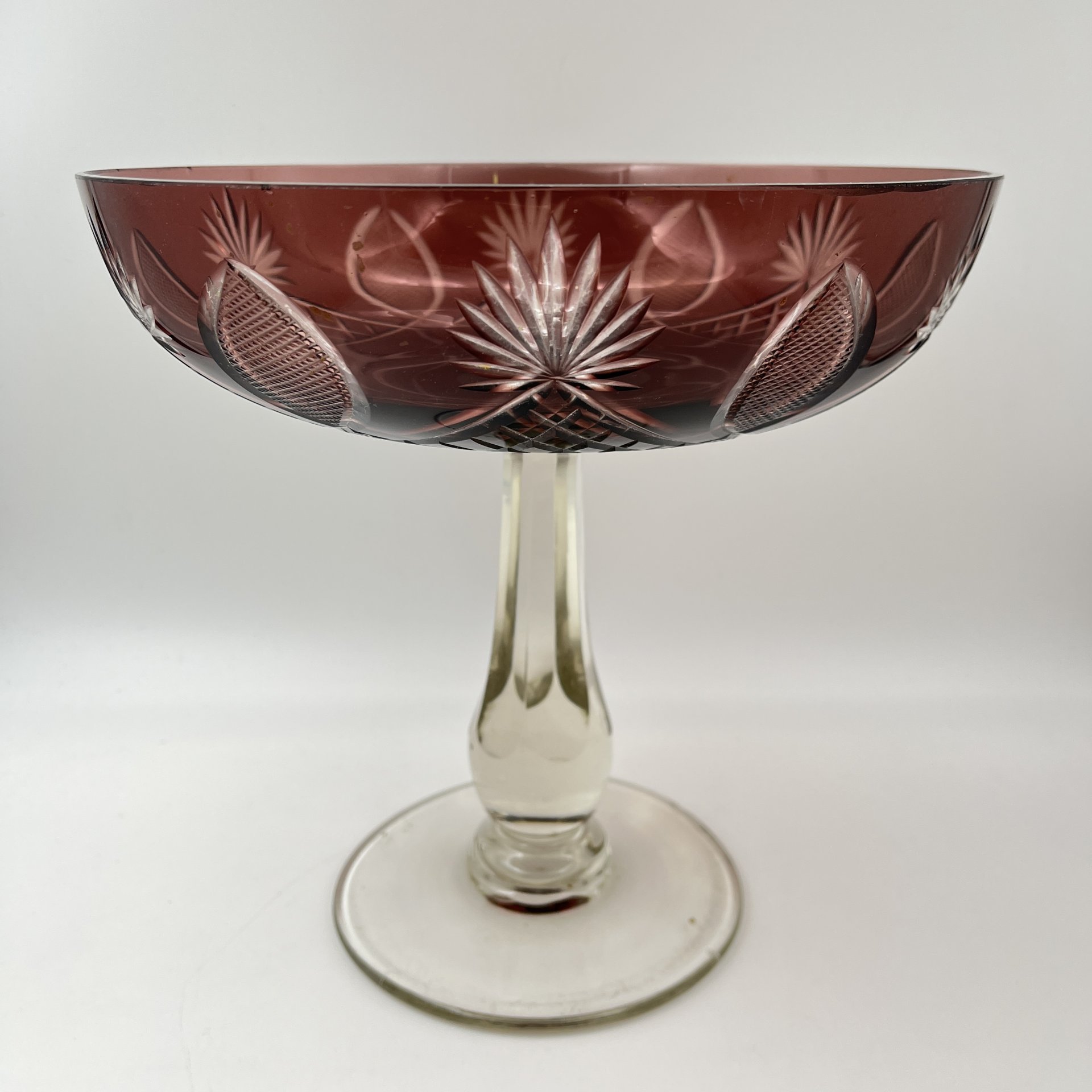 Фруктовница марганцевого оттенка на ножке, украшенная рельефным геометрическим декором