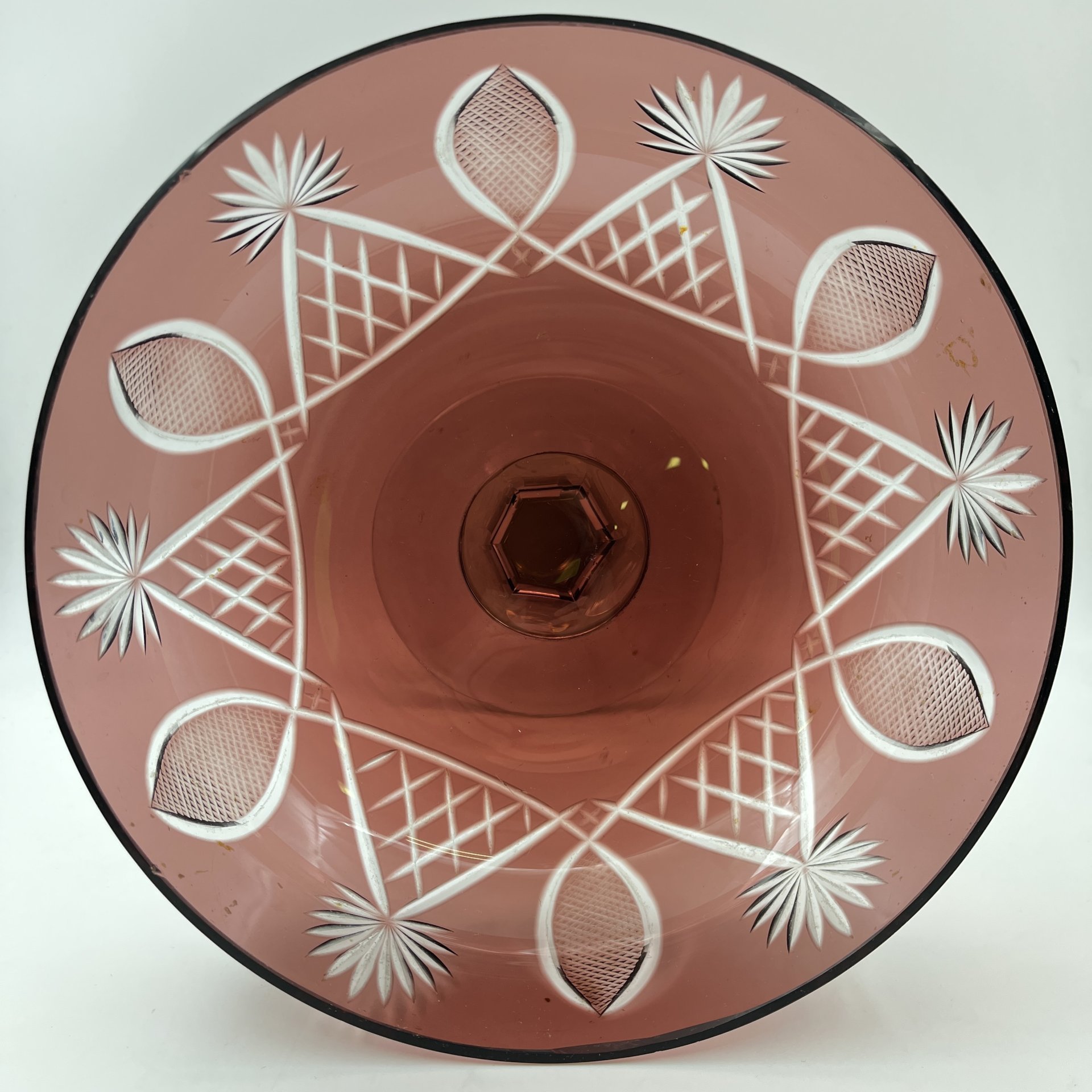 Фруктовница марганцевого оттенка на ножке, украшенная рельефным геометрическим декором