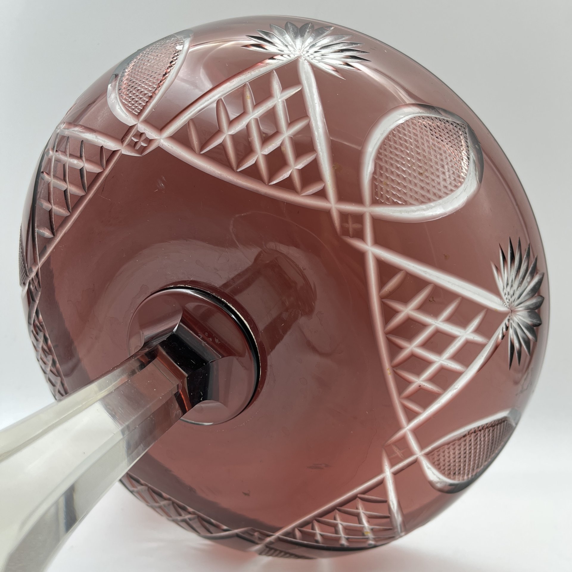 Фруктовница марганцевого оттенка на ножке, украшенная рельефным геометрическим декором