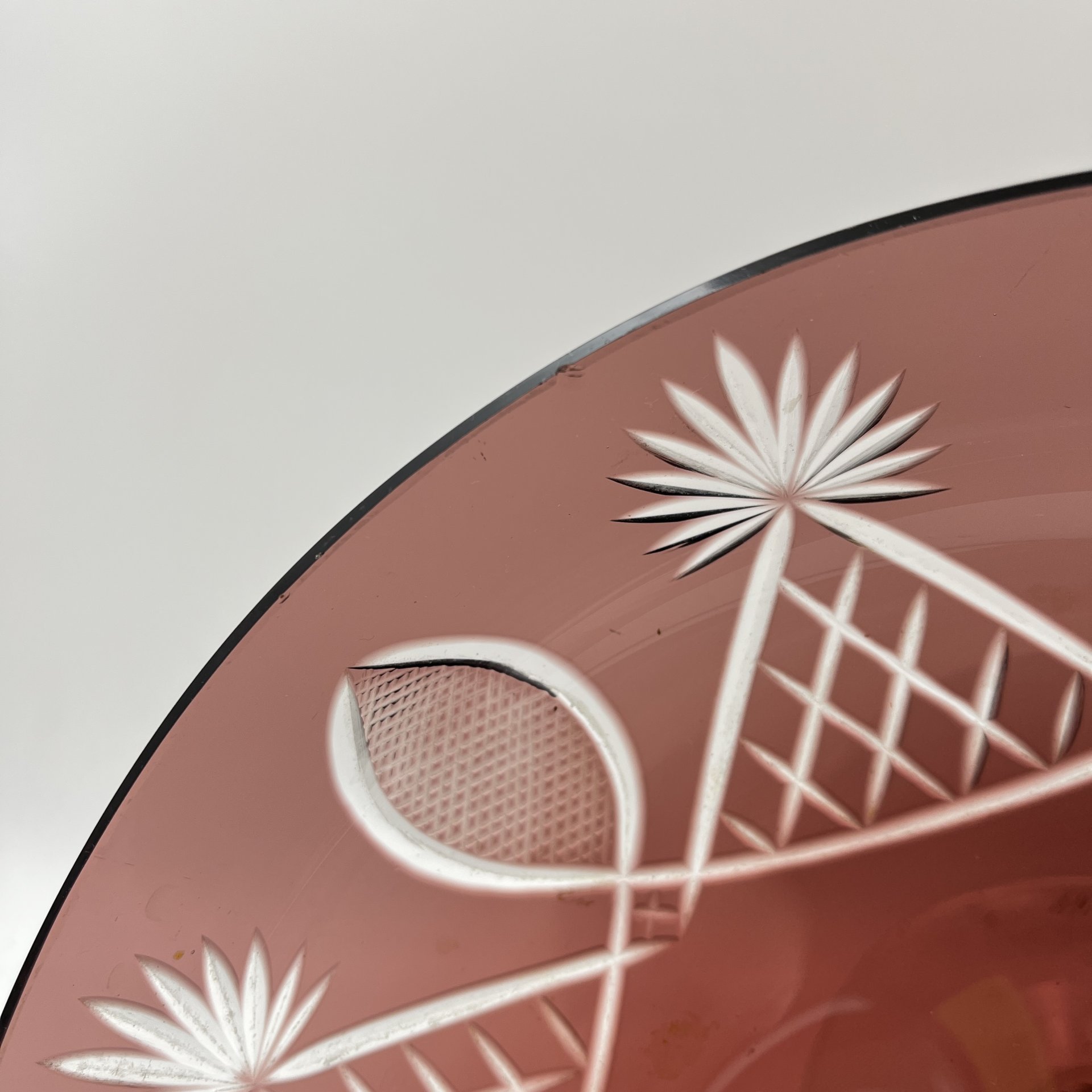 Фруктовница марганцевого оттенка на ножке, украшенная рельефным геометрическим декором