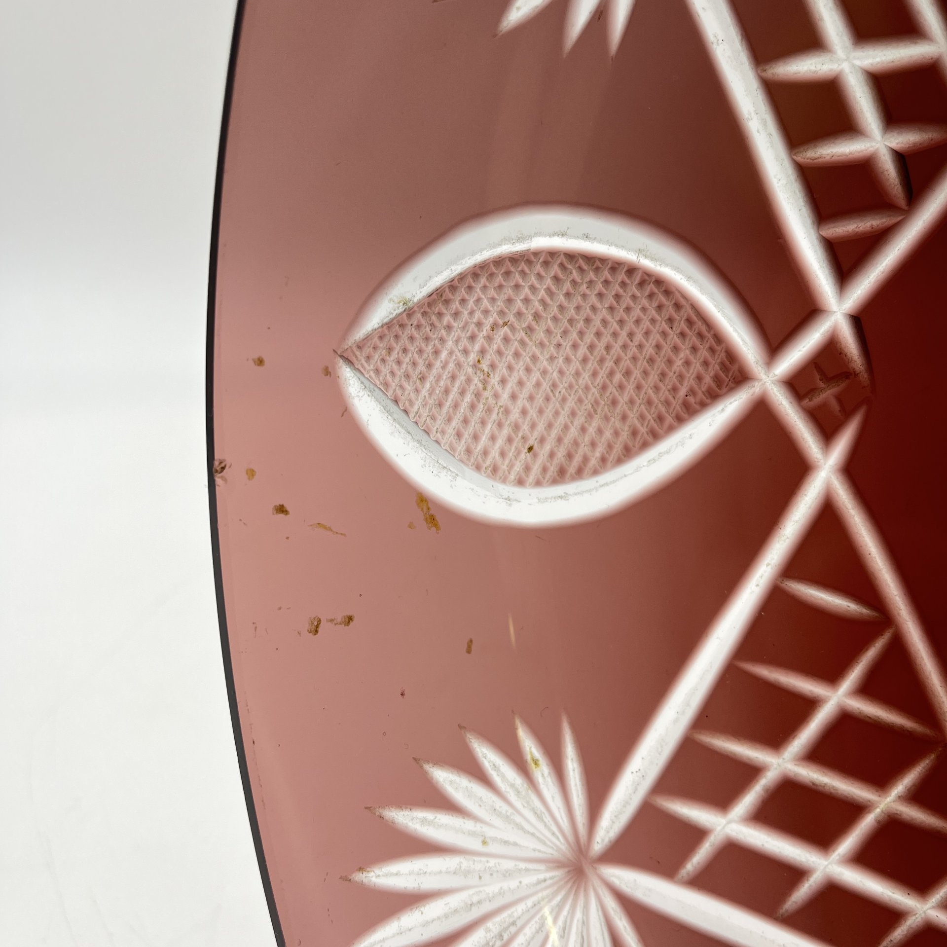 Фруктовница марганцевого оттенка на ножке, украшенная рельефным геометрическим декором