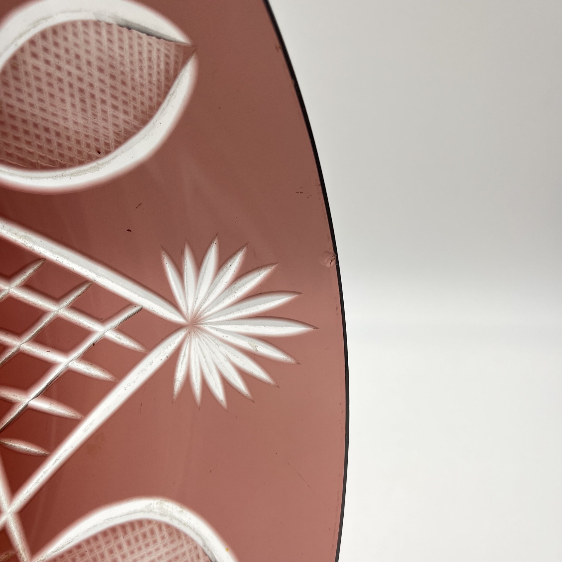 Фруктовница марганцевого оттенка на ножке, украшенная рельефным геометрическим декором