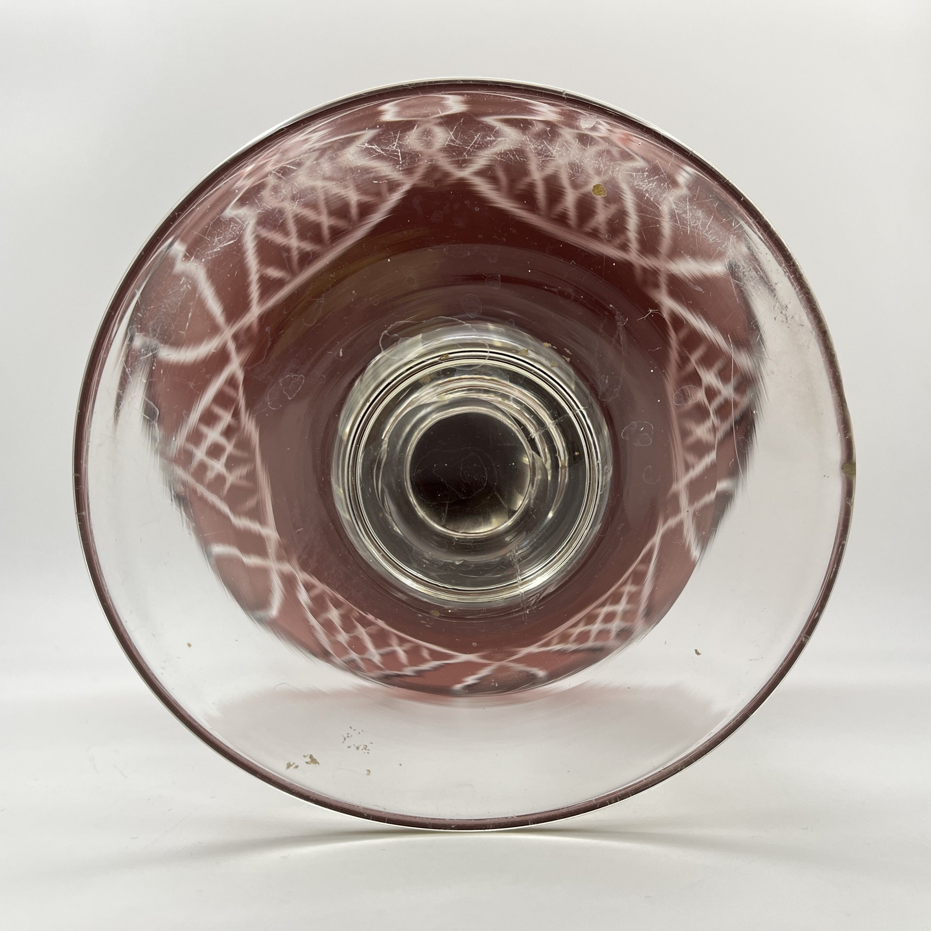 Фруктовница марганцевого оттенка на ножке, украшенная рельефным геометрическим декором