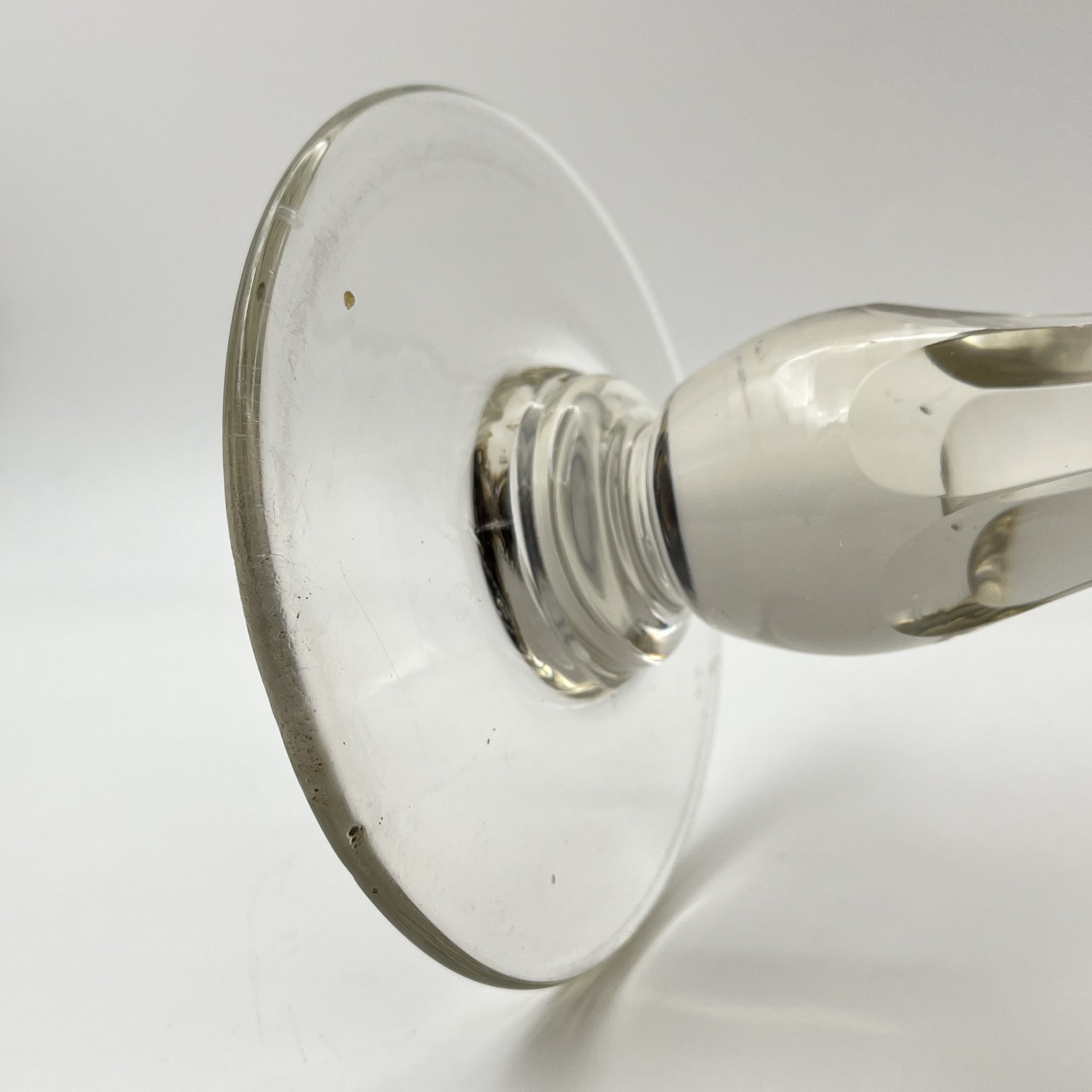 Фруктовница марганцевого оттенка на ножке, украшенная рельефным геометрическим декором