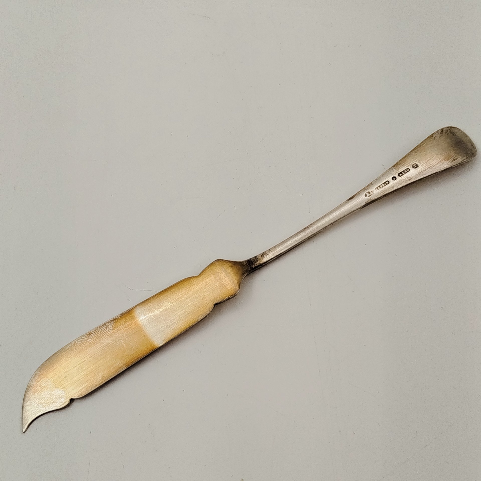 Нож для рыбы, украшенный монограммой с короной, металл, серебрение, Европа, 1890-1917 гг.