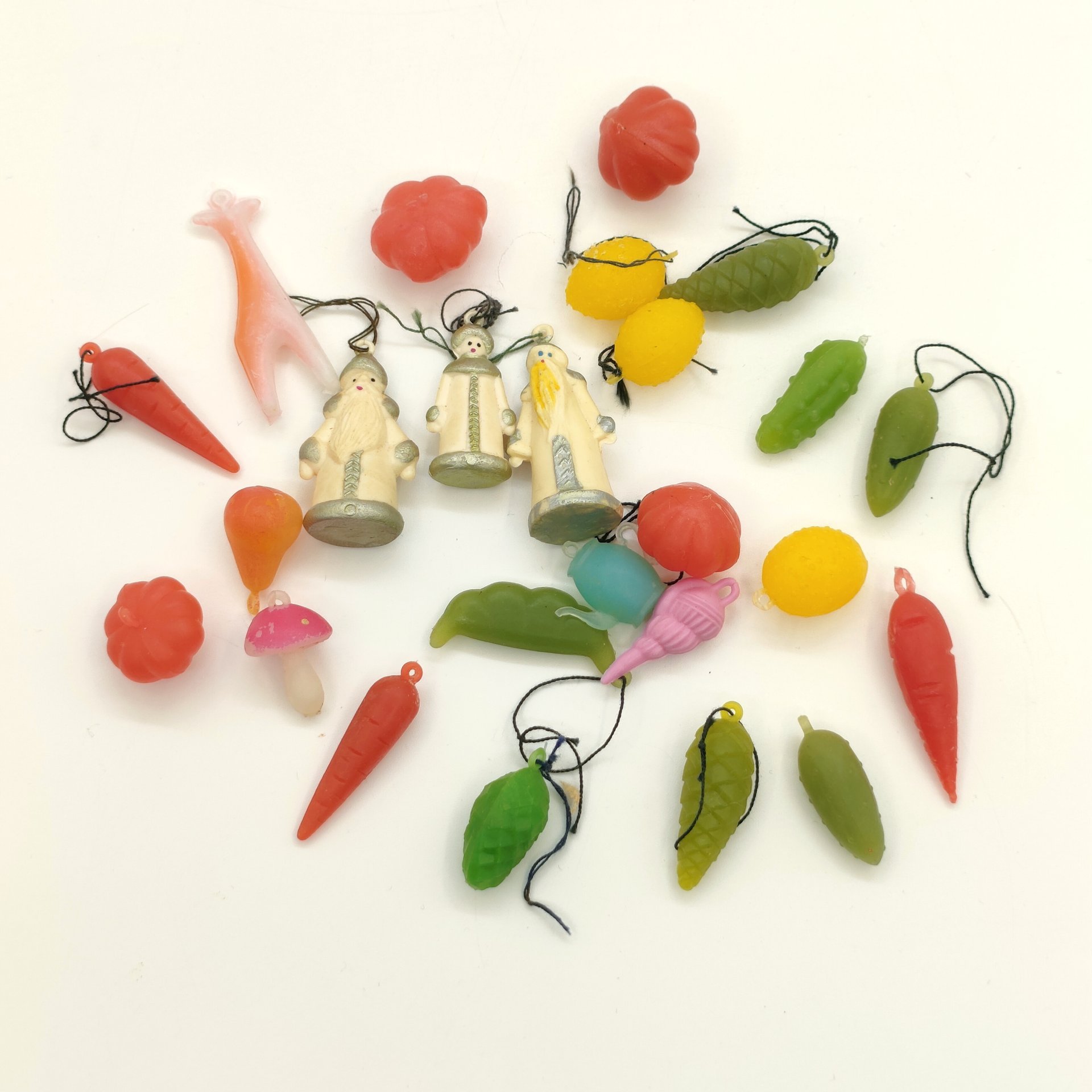 Набор миниатюрных ёлочных игрушек различных форм (26 шт.), пластик, краска, СССР, 1970-1990 гг.