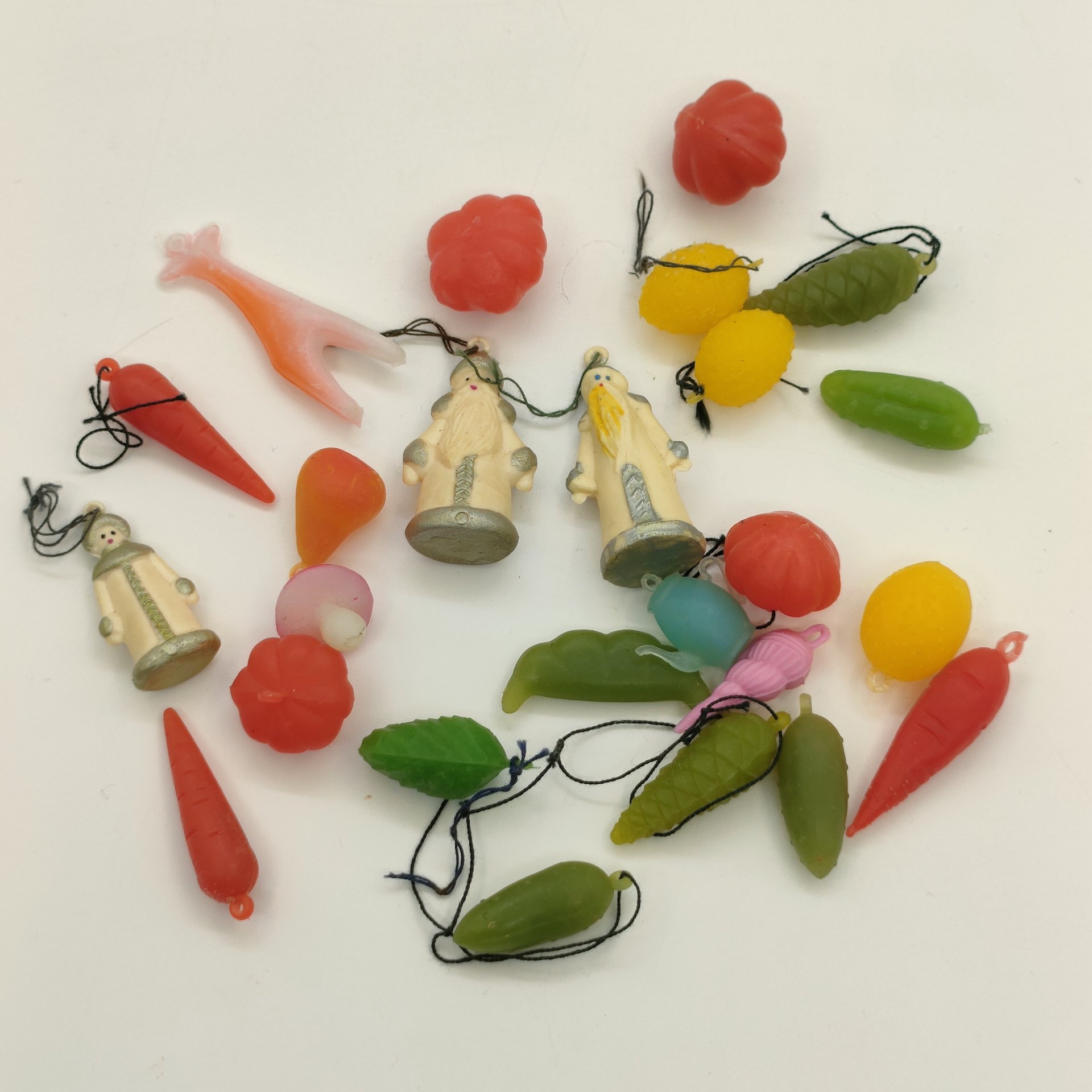 Набор миниатюрных ёлочных игрушек различных форм (26 шт.), пластик, краска, СССР, 1970-1990 гг.