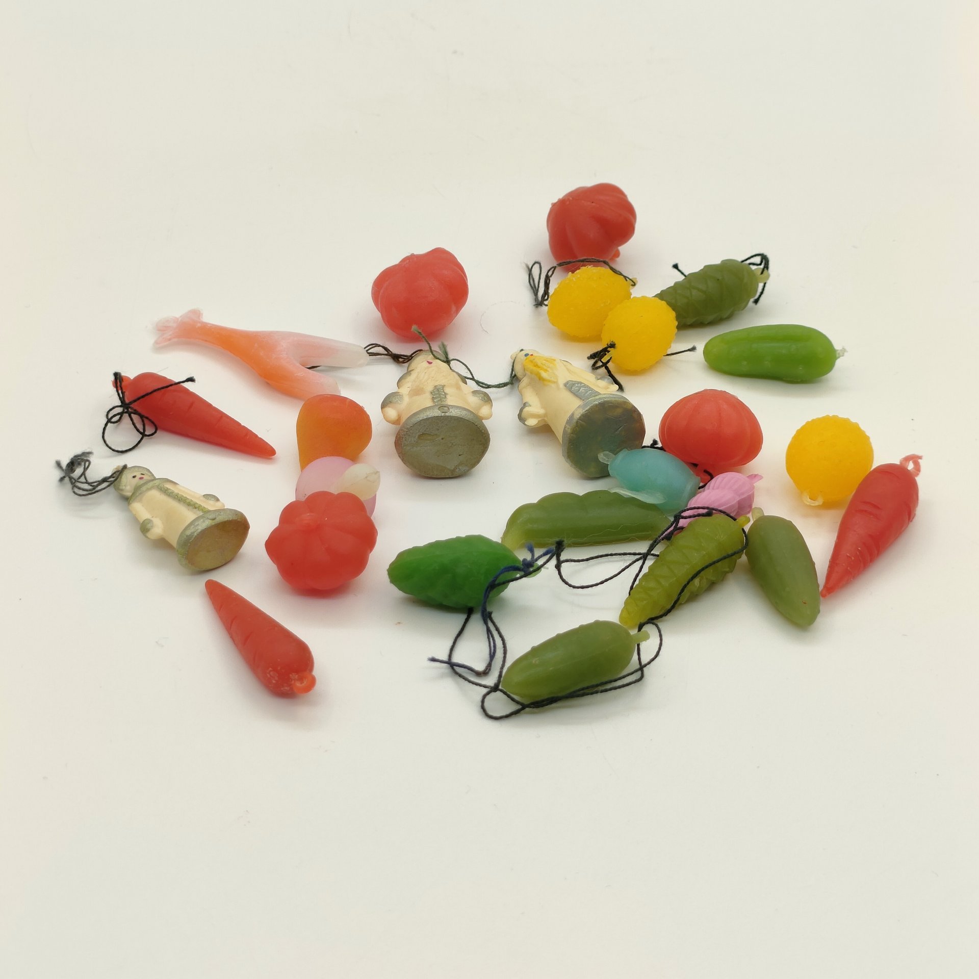 Набор миниатюрных ёлочных игрушек различных форм (26 шт.), пластик, краска, СССР, 1970-1990 гг.