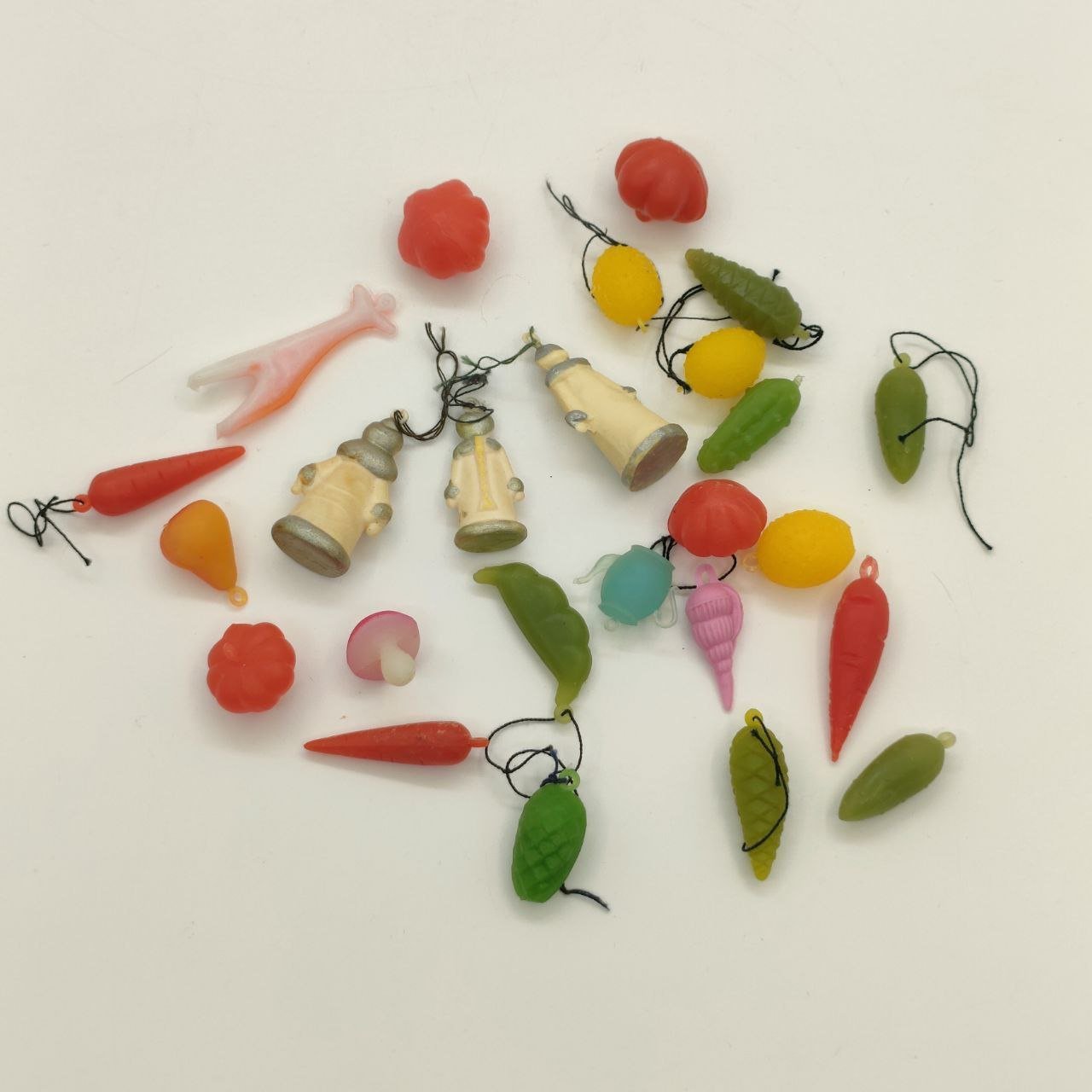 Набор миниатюрных ёлочных игрушек различных форм (26 шт.), пластик, краска, СССР, 1970-1990 гг.