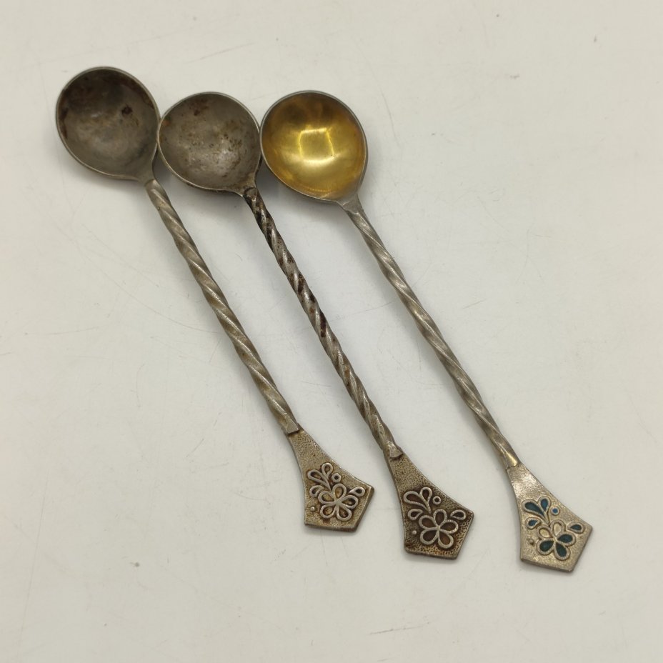 Набор из 3-х десертных ложек с витыми ручками и цветочным декором, металл, кручение, эмаль, золочение, Казаковский завод художественных изделий (КХИ), СССР, 1975-1991 гг.