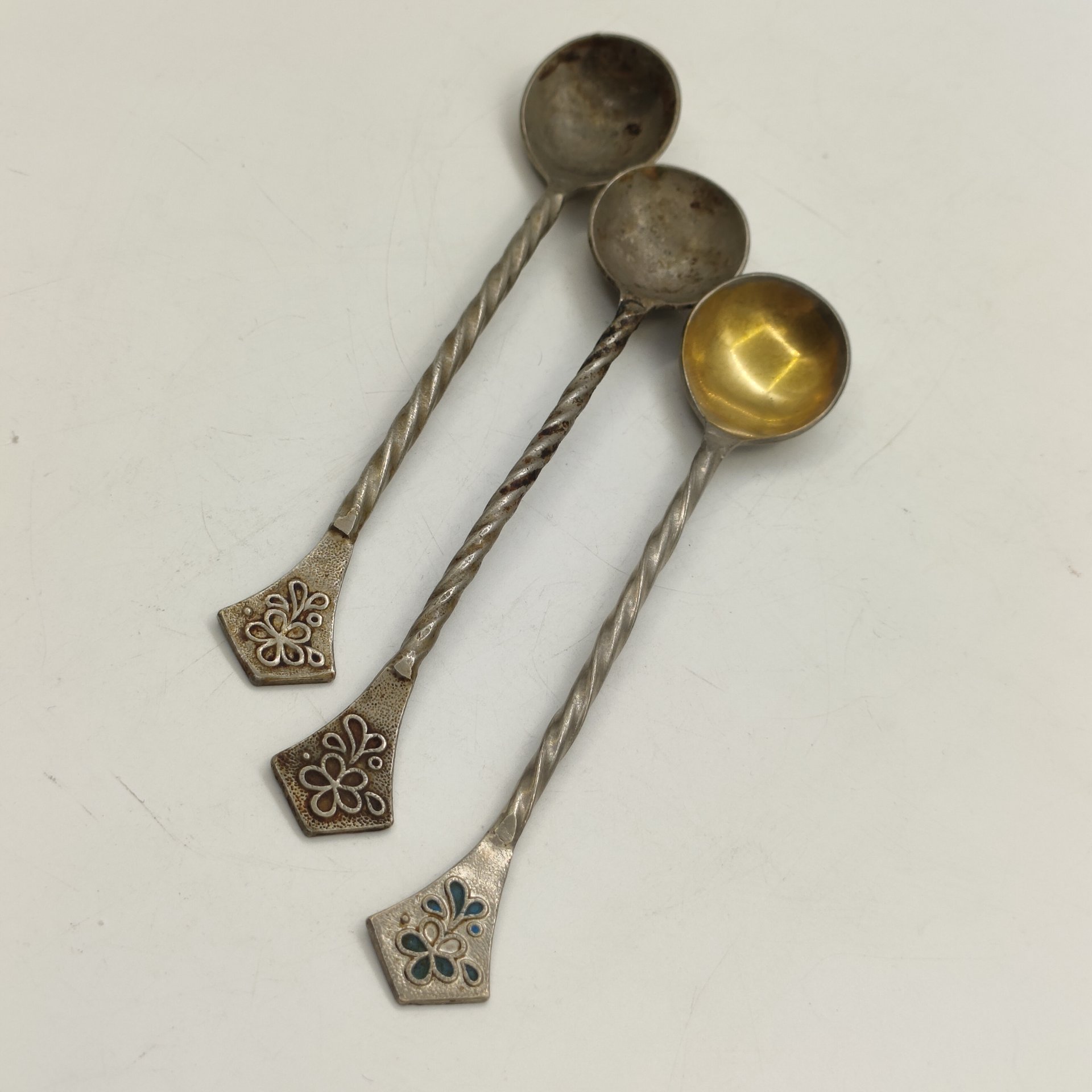 Набор из 3-х десертных ложек с витыми ручками и цветочным декором, металл, кручение, эмаль, золочение, Казаковский завод художественных изделий (КХИ), СССР, 1975-1991 гг.