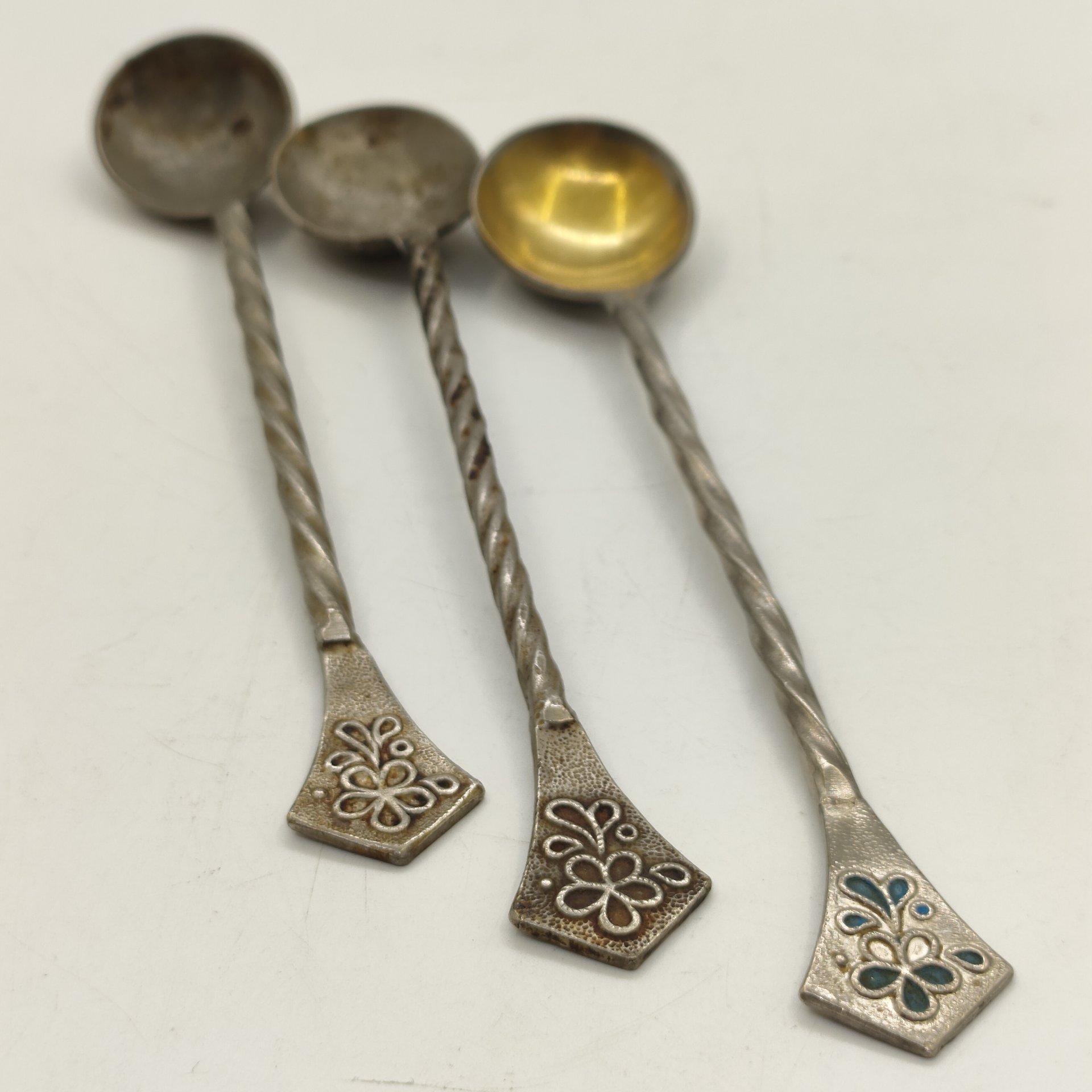 Набор из 3-х десертных ложек с витыми ручками и цветочным декором, металл, кручение, эмаль, золочение, Казаковский завод художественных изделий (КХИ), СССР, 1975-1991 гг.