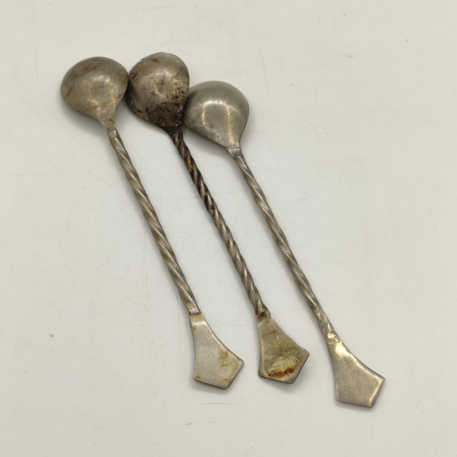 Набор из 3-х десертных ложек с витыми ручками и цветочным декором, металл, кручение, эмаль, золочение, Казаковский завод художественных изделий (КХИ), СССР, 1975-1991 гг.