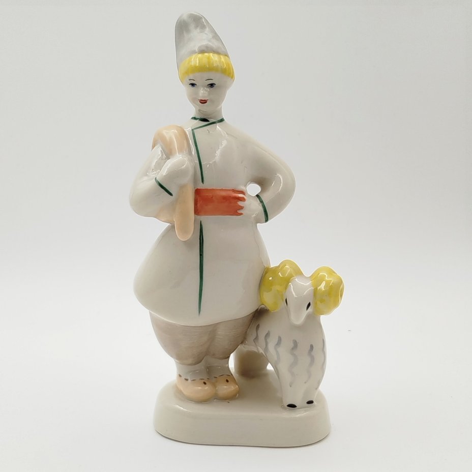 Статуэтка «Пастух с бараном" ("Чабан"), фарфор, роспись, Полонский завод художественной керамики (Полонное ЗХК), СССР, 1960-1990 гг.