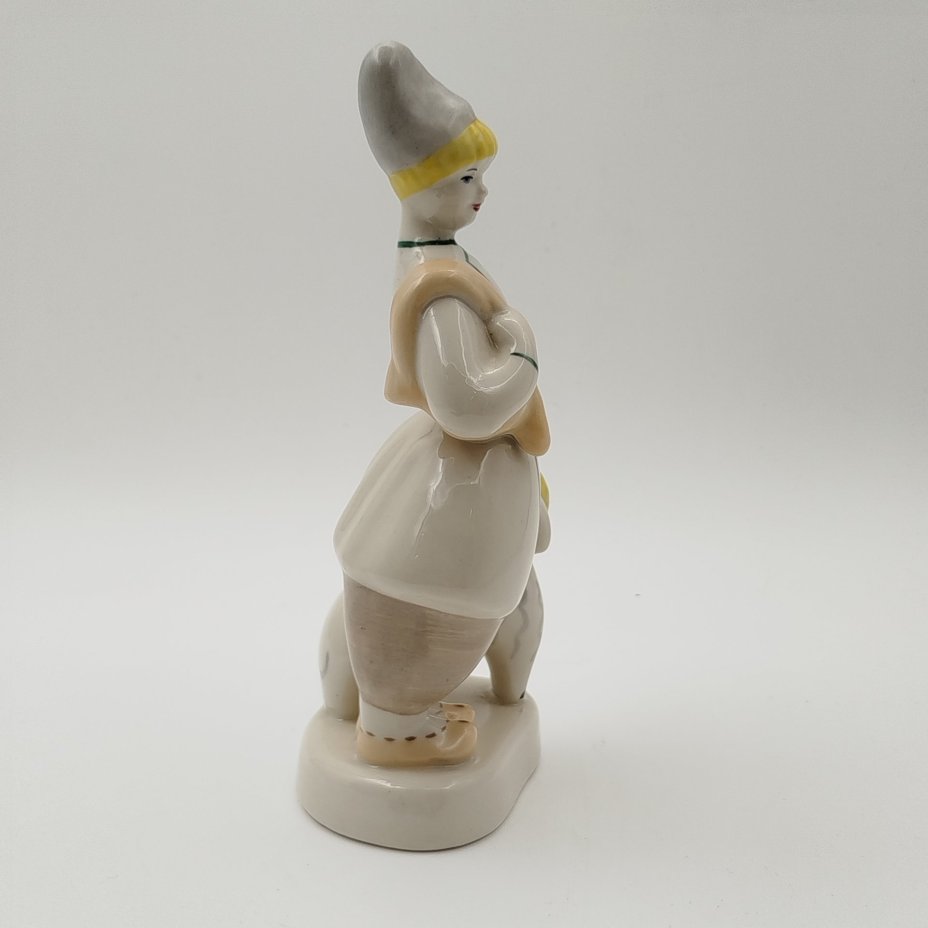 Статуэтка «Пастух с бараном" ("Чабан"), фарфор, роспись, Полонский завод художественной керамики (Полонное ЗХК), СССР, 1960-1990 гг.