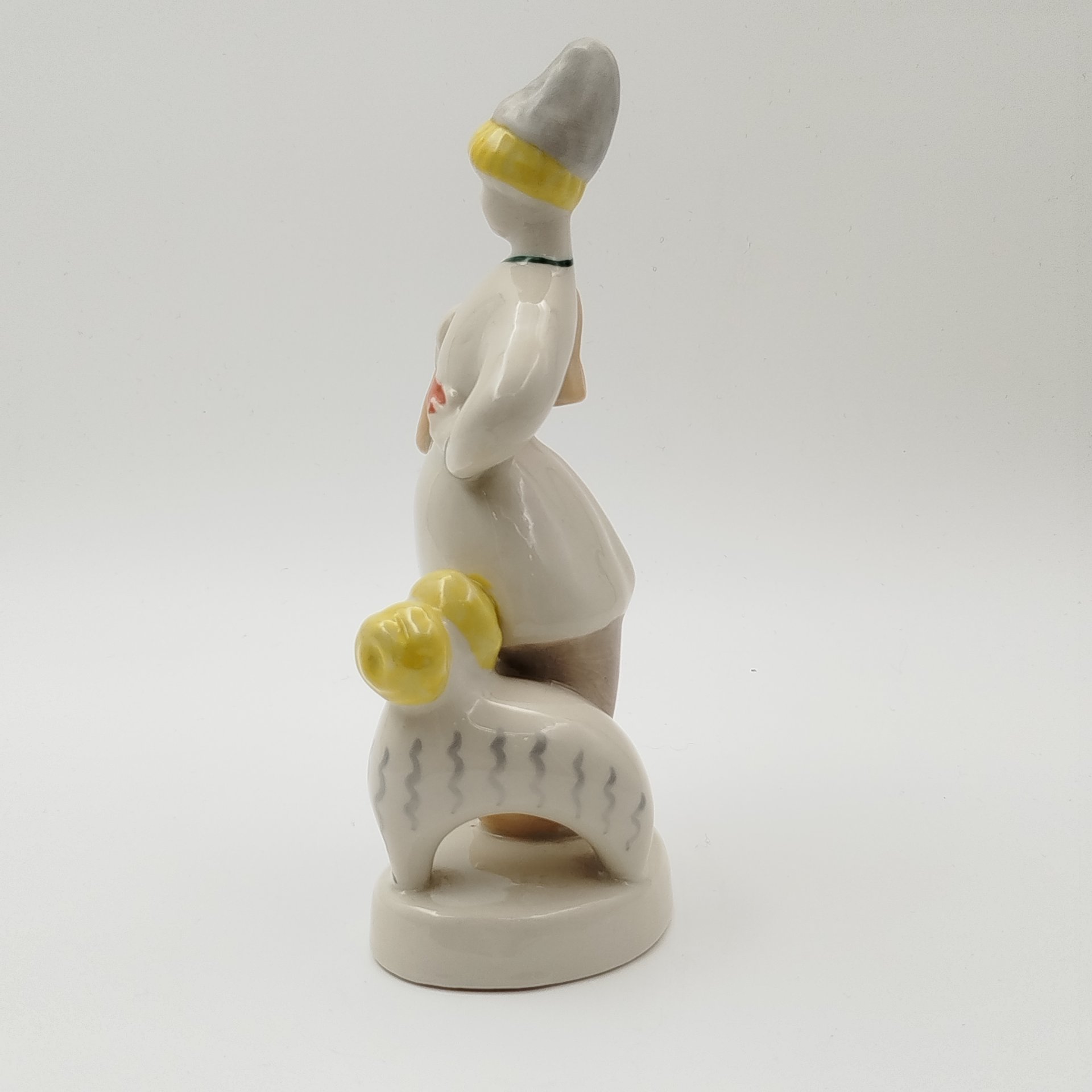 Статуэтка «Пастух с бараном" ("Чабан"), фарфор, роспись, Полонский завод художественной керамики (Полонное ЗХК), СССР, 1960-1990 гг.