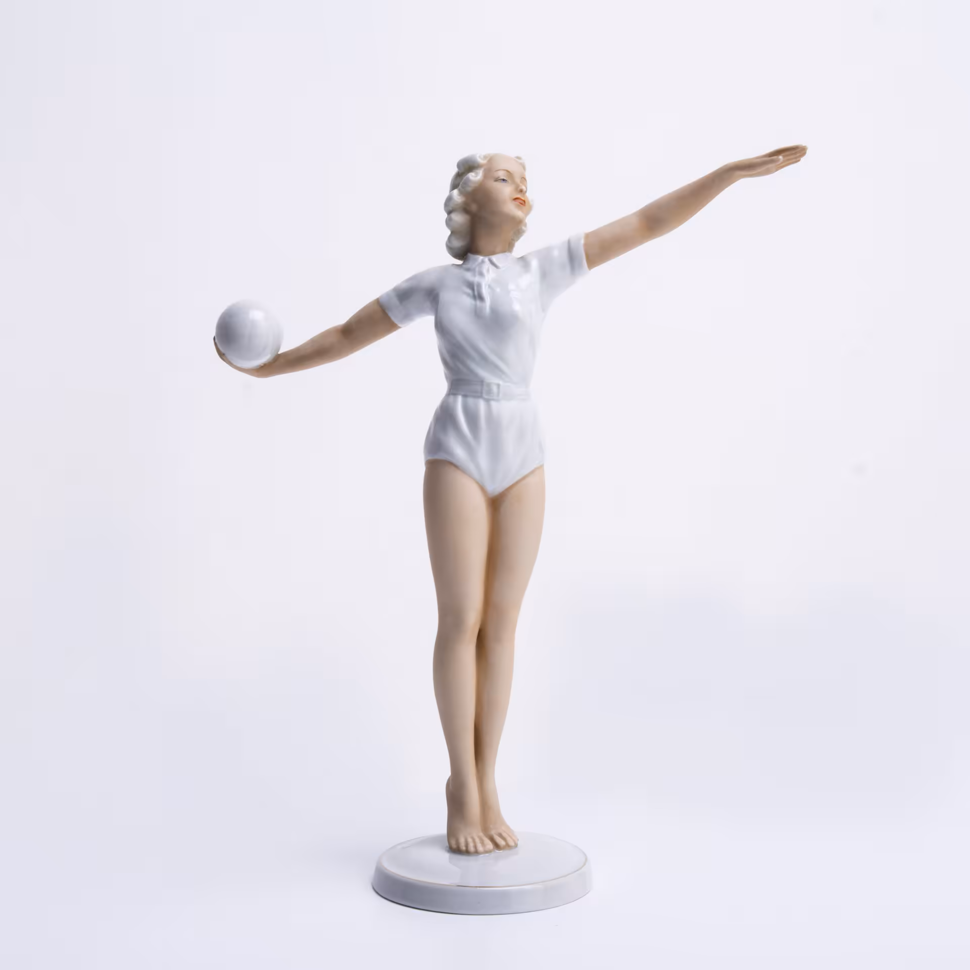 Статуэтка "Волейболистка", фарфор, роспись, золочение, мануфактура "Schaubach Kunst", Германия, 1953-1962 гг., Schaubach-Kunst