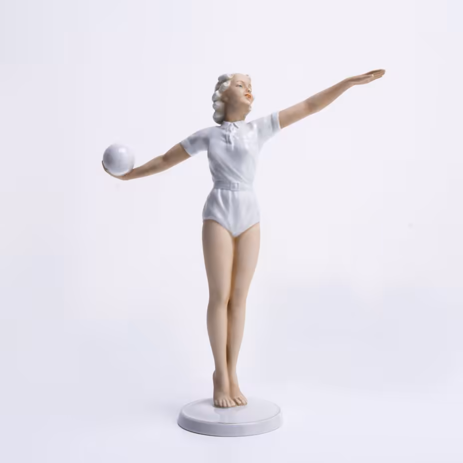 Статуэтка "Волейболистка", фарфор, роспись, золочение, мануфактура "Schaubach Kunst", Германия, 1953-1962 гг., Schaubach-Kunst