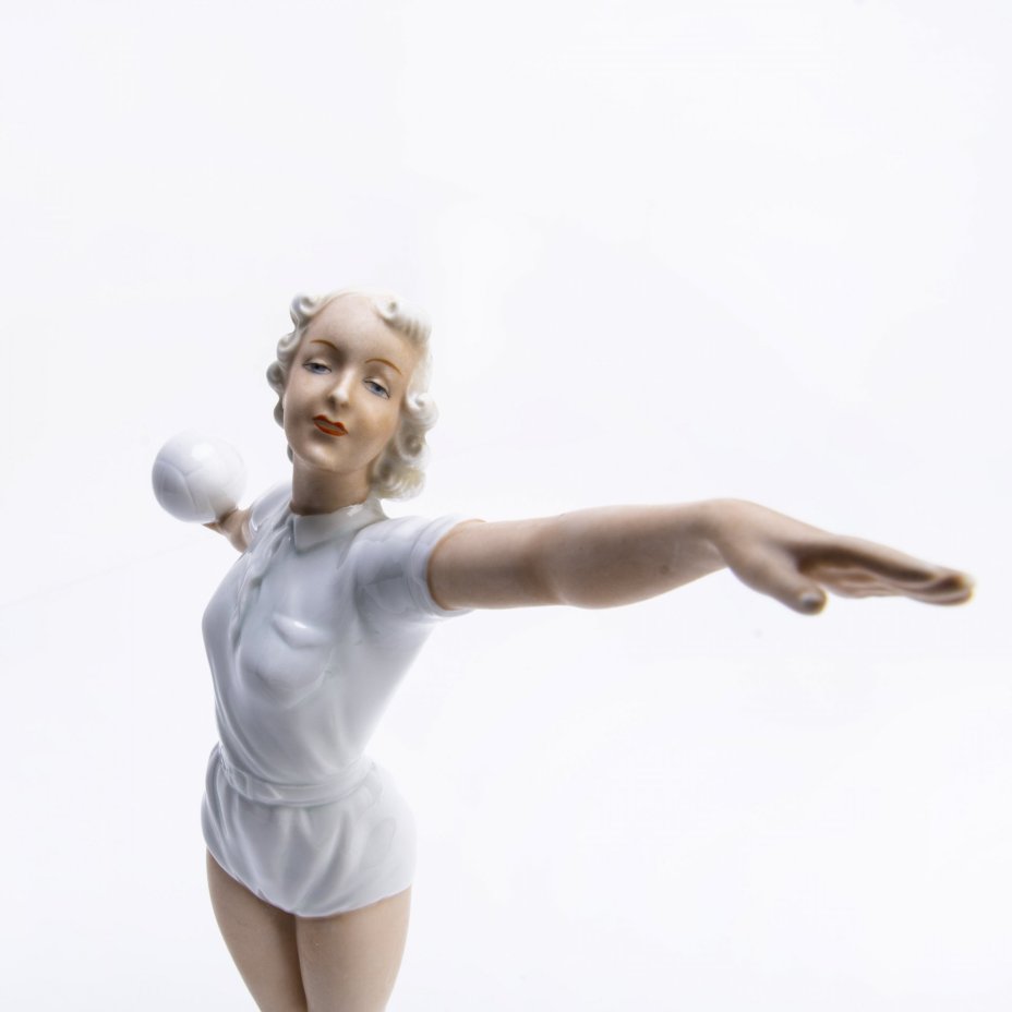 Статуэтка "Волейболистка", фарфор, роспись, золочение, мануфактура "Schaubach Kunst", Германия, 1953-1962 гг., Schaubach-Kunst