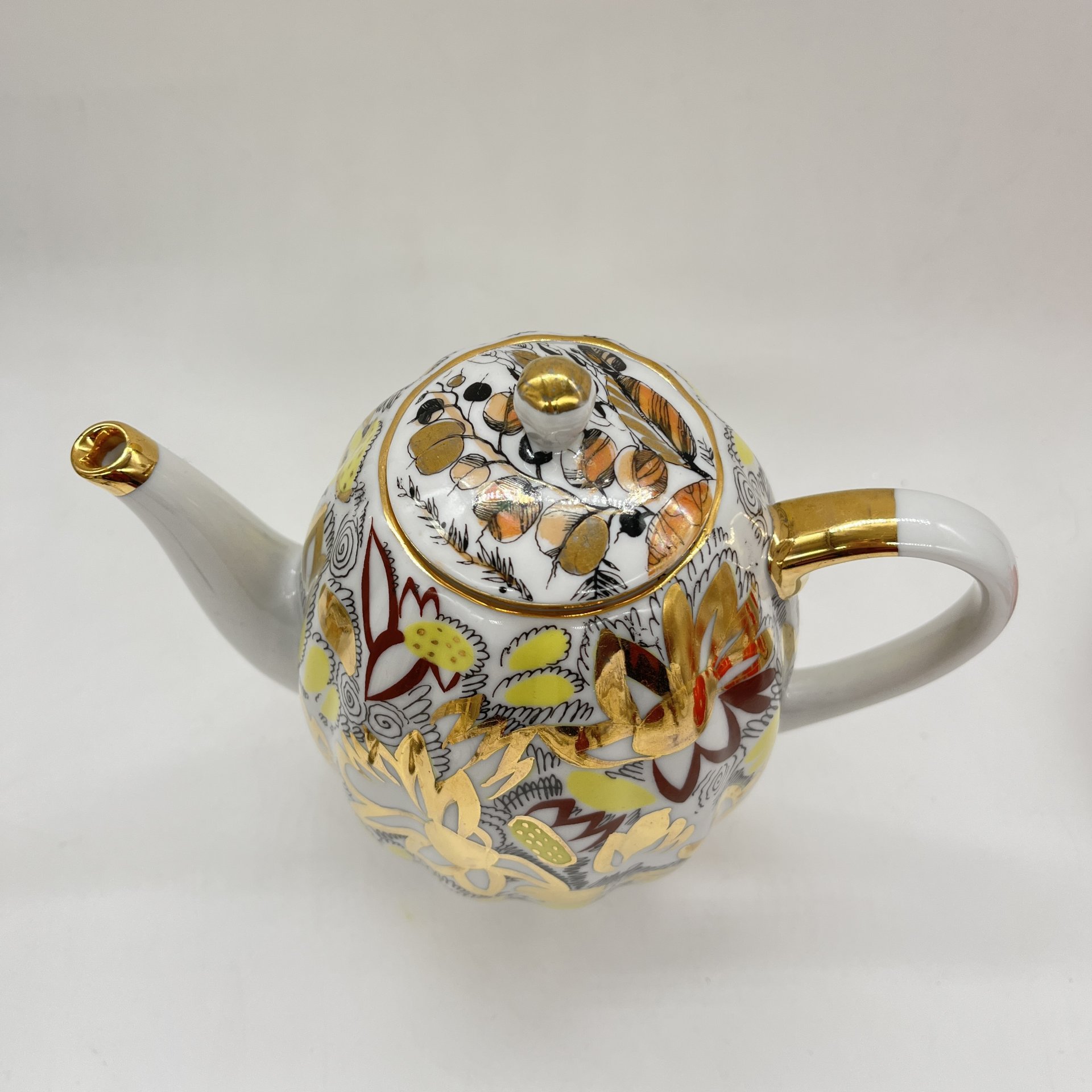 Кофейник из сервиза "Золотые ромашки" (крышка подбор), Ленинградский фарфоровый завод (ЛФЗ)