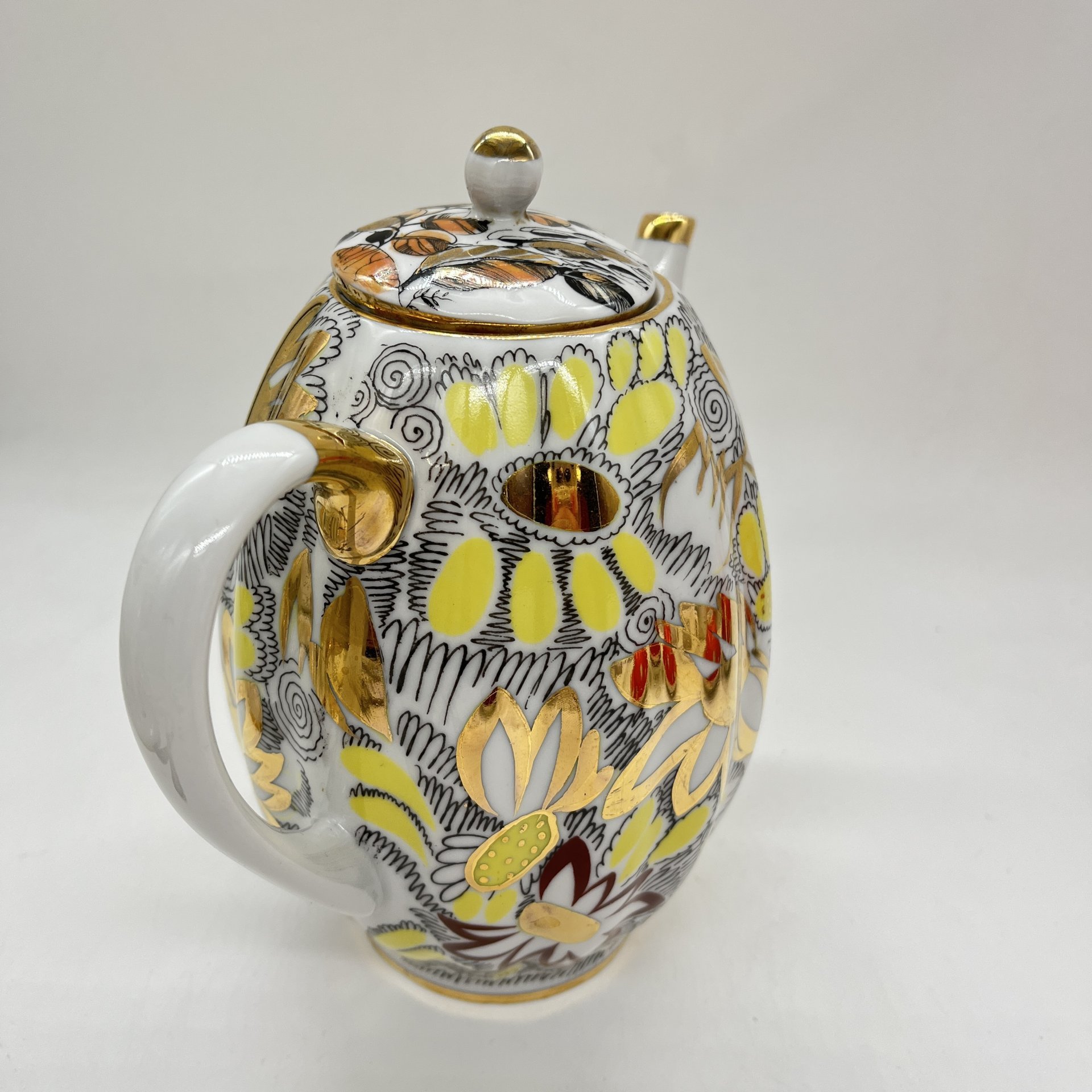Кофейник из сервиза "Золотые ромашки" (крышка подбор), Ленинградский фарфоровый завод (ЛФЗ)