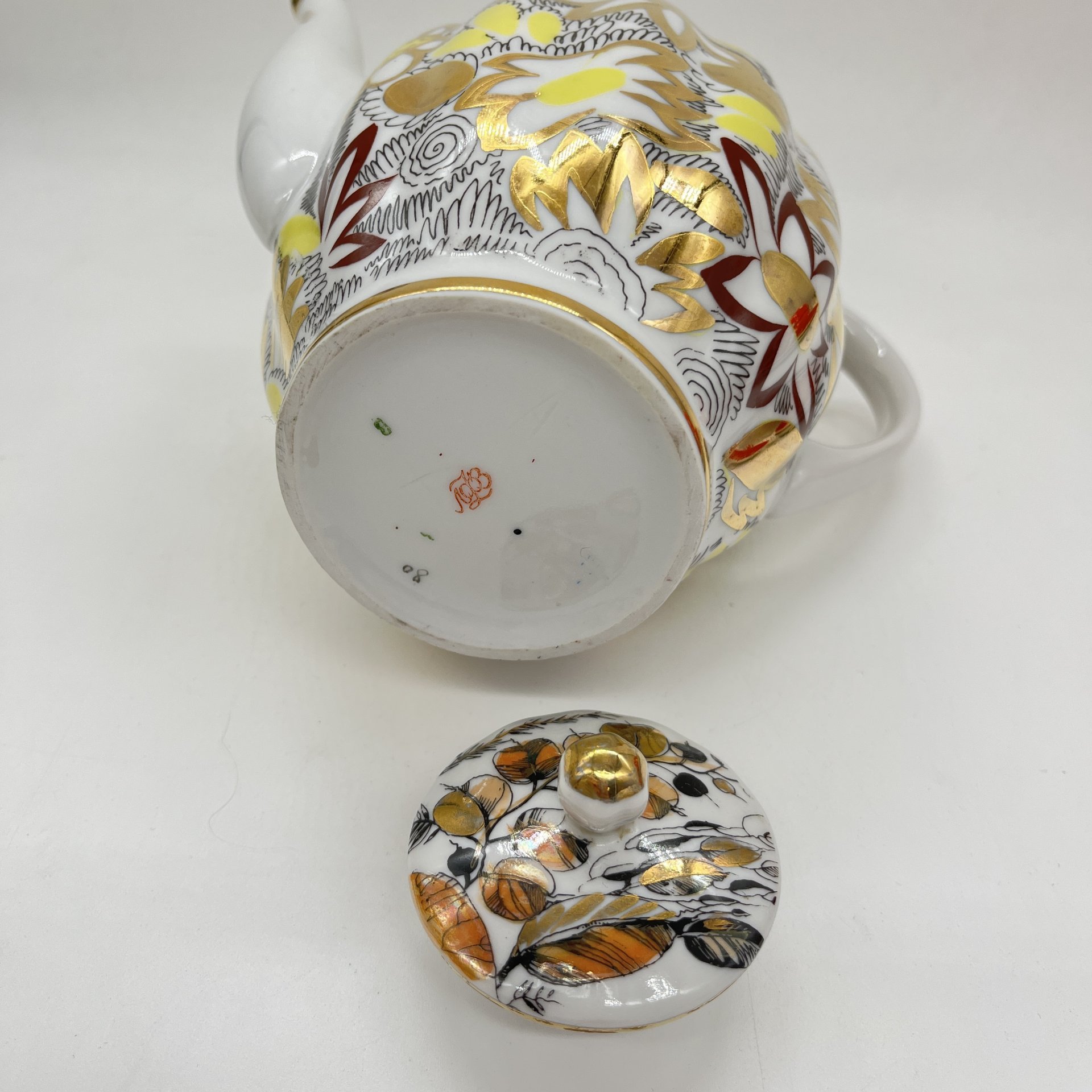 Кофейник из сервиза "Золотые ромашки" (крышка подбор), Ленинградский фарфоровый завод (ЛФЗ)