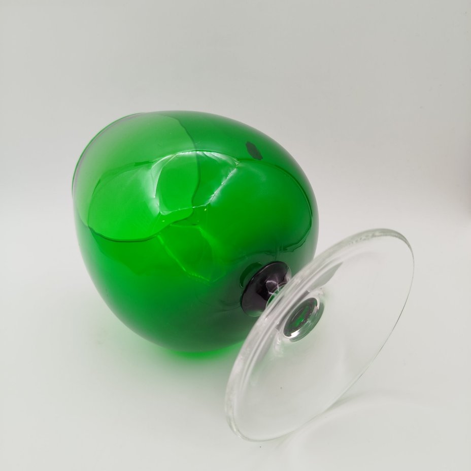 Ваза-бокал зеленого оттенка, на прозрачной ножке