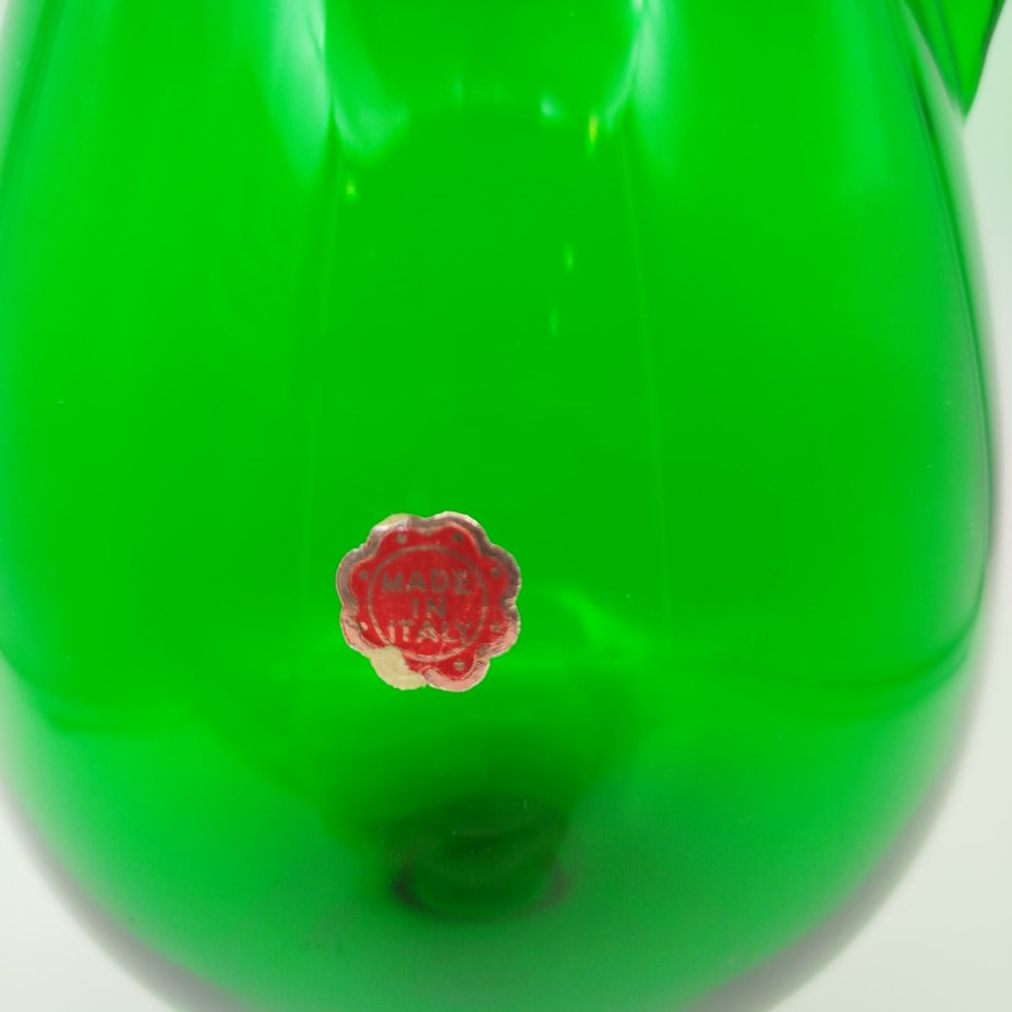 Ваза-бокал зеленого оттенка, на прозрачной ножке