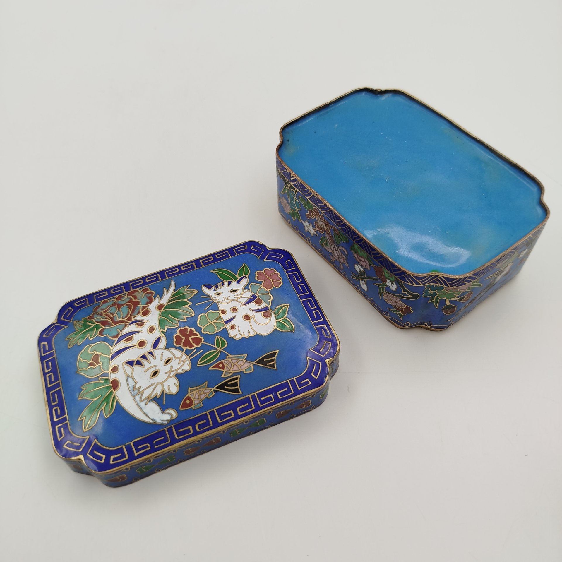 Шкатулка, украшенная белыми кошками с добычей, техника клуазоне, медь, эмаль, Китай, Китай