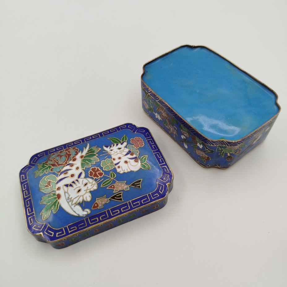 Шкатулка, украшенная белыми кошками с добычей, техника клуазоне, медь, эмаль, Китай, Китай