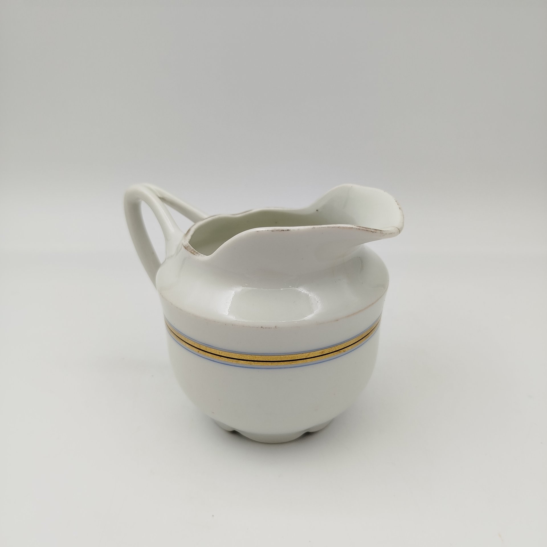 Молочник с декоративным пояском, фарфор, обводка, золочение, Фарфоровый завод «Пролетарий» (Бронница, Мста), СССР, 1927-1930 гг.
