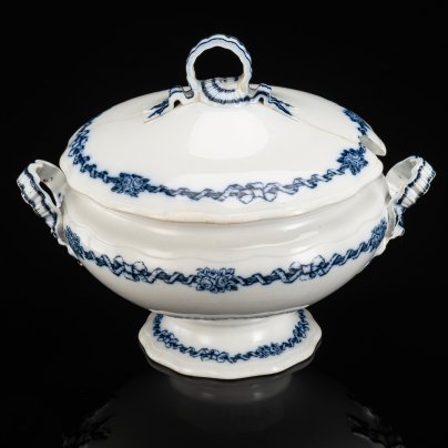 Cупница, украшенная изображением лент, бантов и цветов, фаянс, деколь, Brown-Westhead, Moore & Co. (BMW & C), Великобритания, 1869 г.