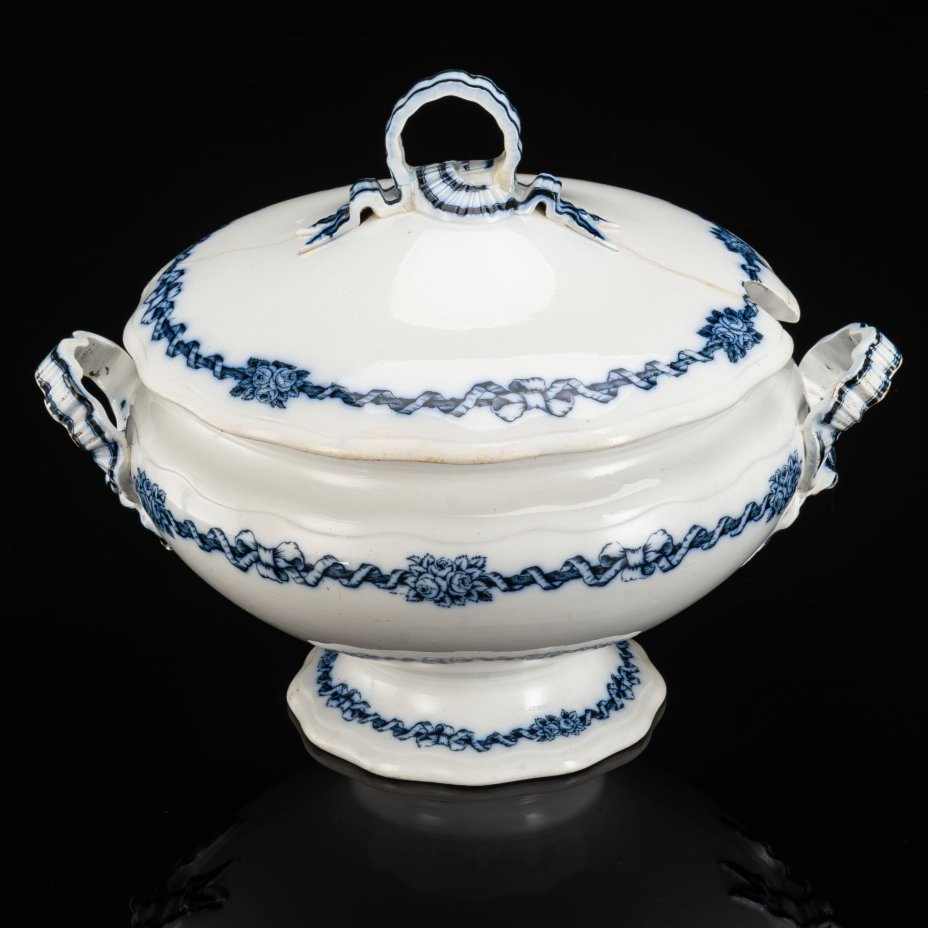 Cупница, украшенная изображением лент, бантов и цветов, фаянс, деколь, Brown-Westhead, Moore & Co. (BMW & C), Великобритания, 1869 г.