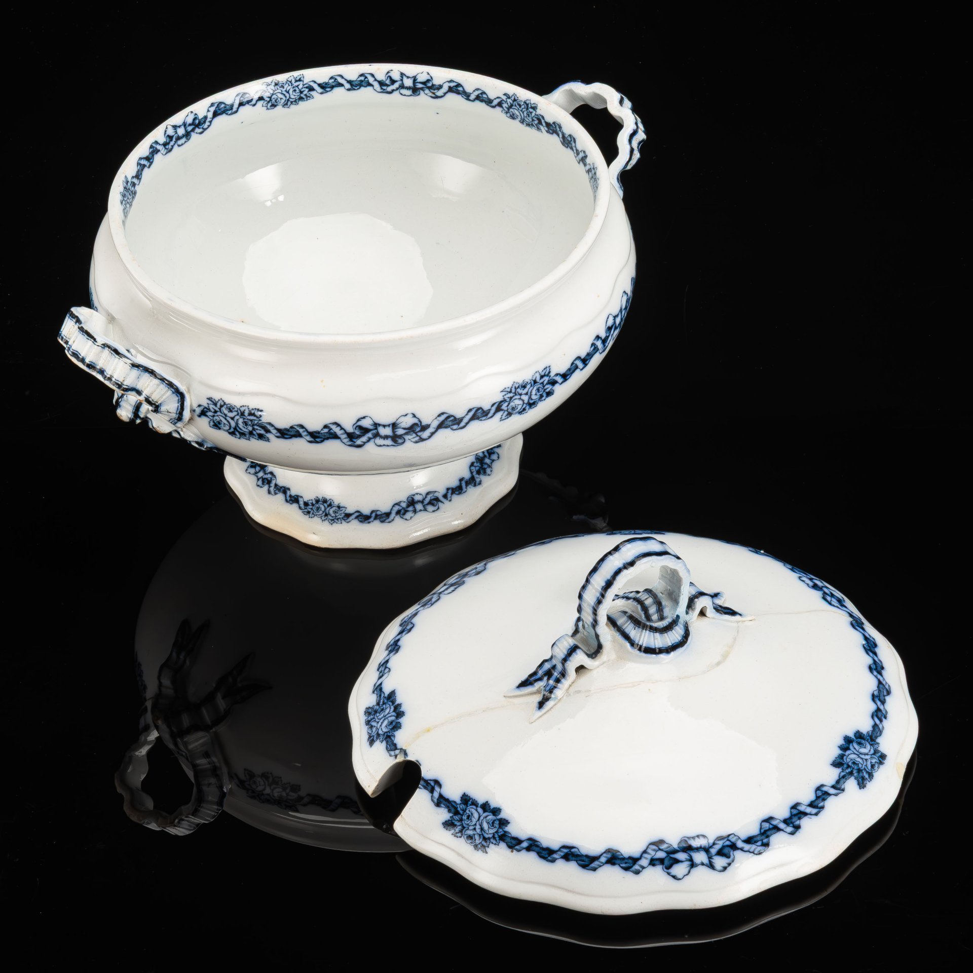 Cупница, украшенная изображением лент, бантов и цветов, фаянс, деколь, Brown-Westhead, Moore & Co. (BMW & C), Великобритания, 1869 г.